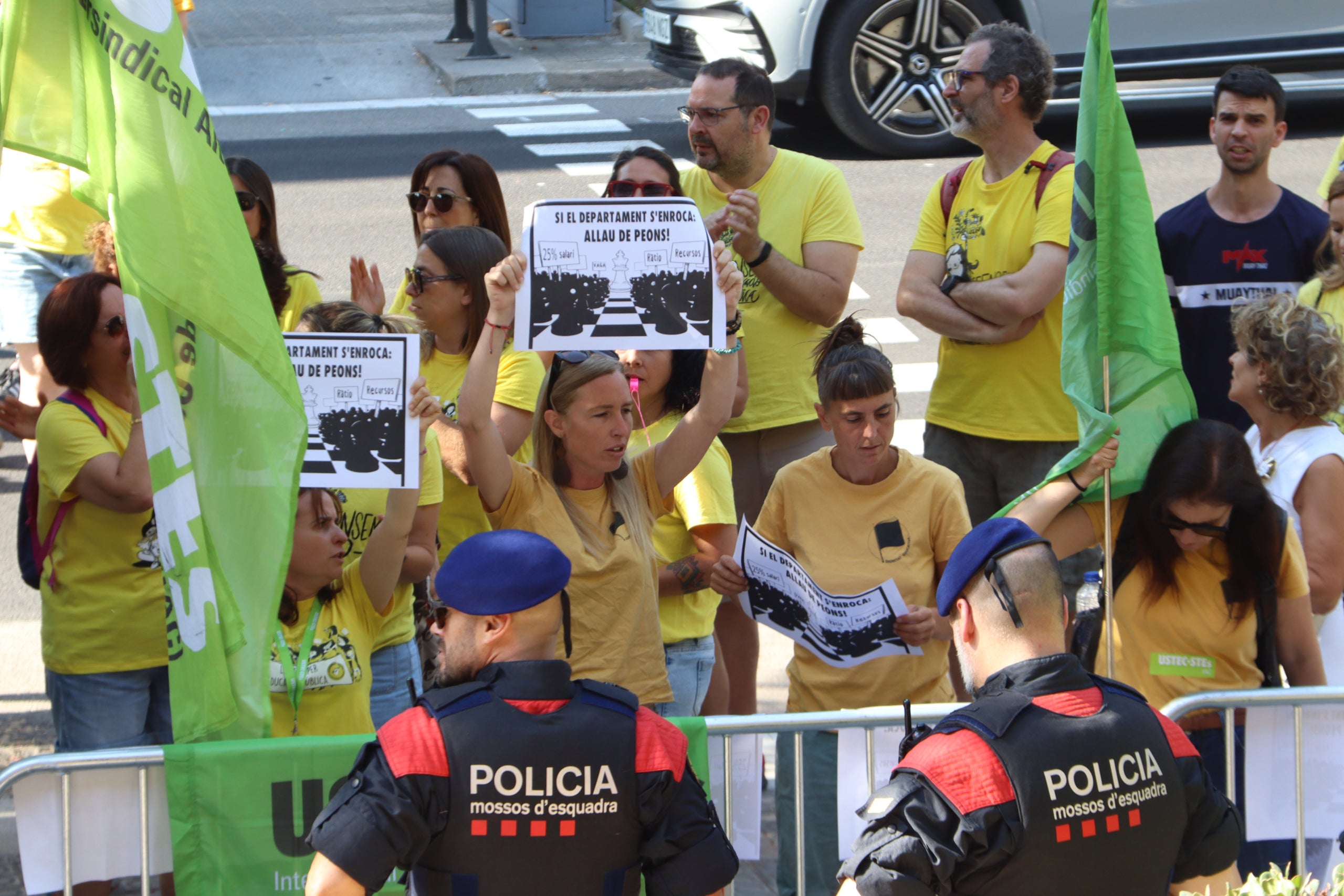 Una protesta a les portes del Departament d'Educació | Laura Fíguls (ACN)