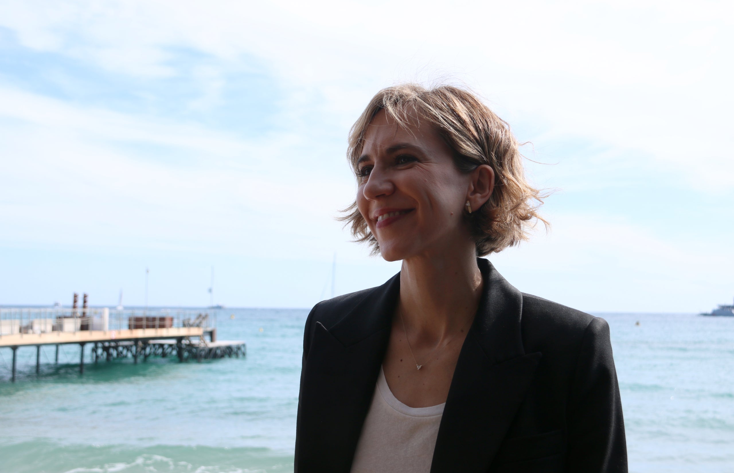Aina Clotet, davant de la platja de Canes, el dia de l'estrena al festival de 'Viva', el seu primer llargmetratge / ACN