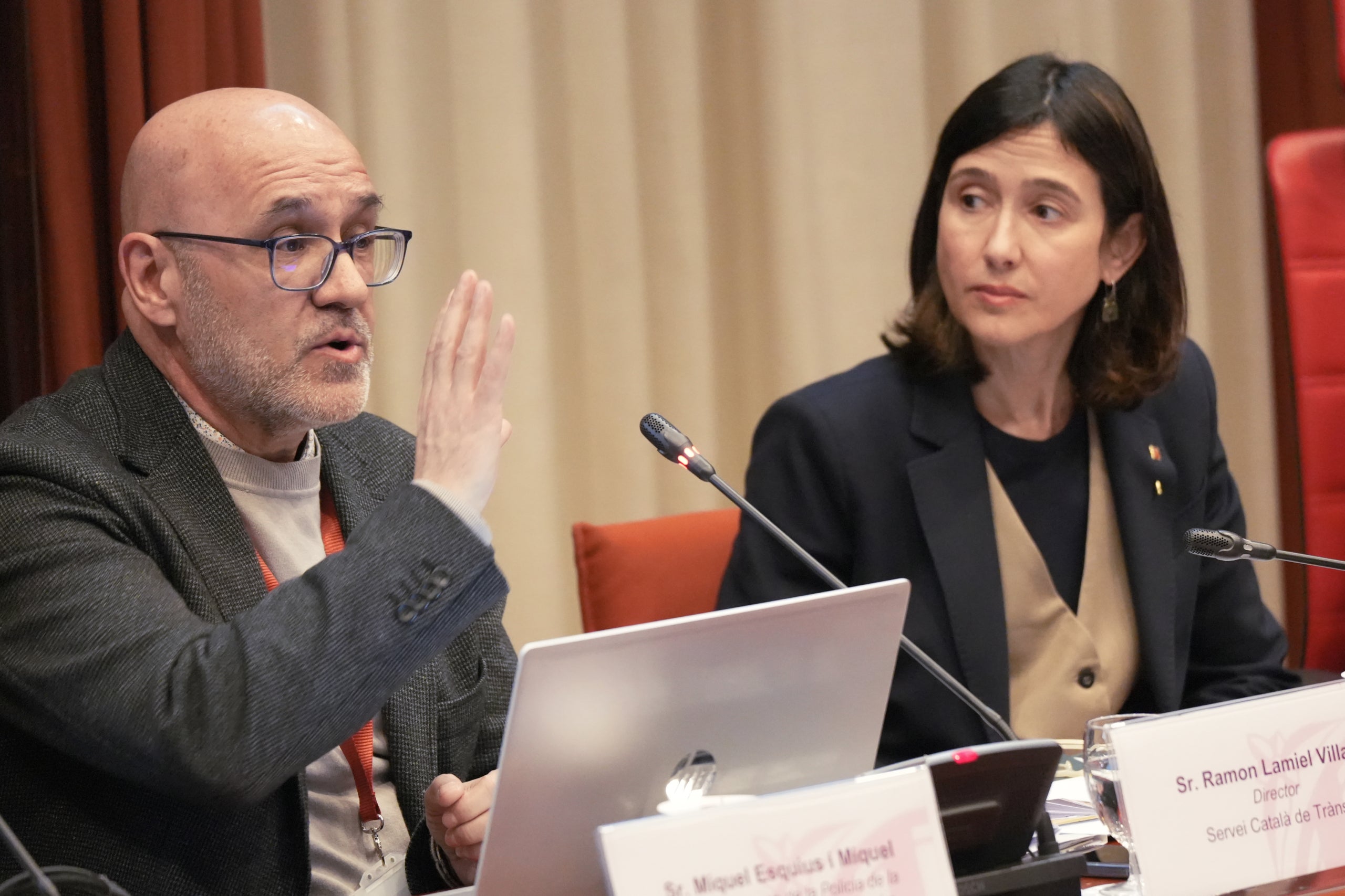 La consellera d'Interior, Núria Parlon, amb el director del Servei Català de Trànsit, Ramon Lamiel, en una compareixença al Parlament, en una imatge d'arxiu / ACN