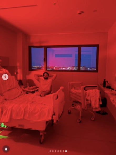 El pare, a l'hospital amb el petit i la dona - Instagram