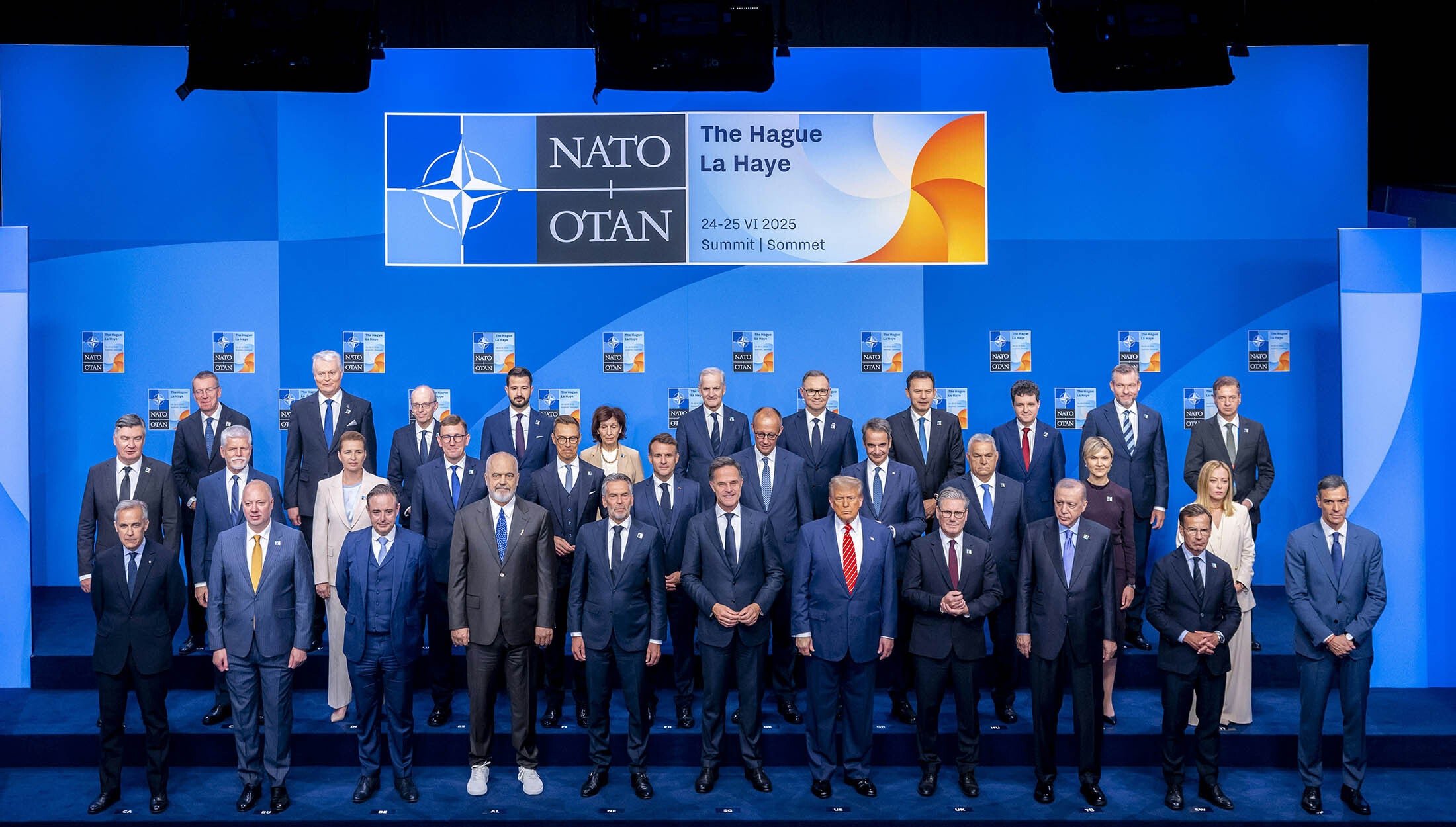 Foto de familia durante la segunda jornada de la Cumbre de la OTAN. Pool Moncloa / Fernando Calvo I Pool OTAN