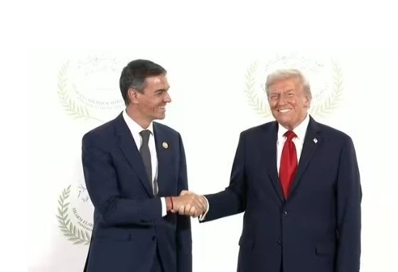 El presidente del Gobierno, Pedro Sánchez y su homólogo estadounidense, Donald Trump, en la cumbre de octubre en Egipto. Agencia Dpa