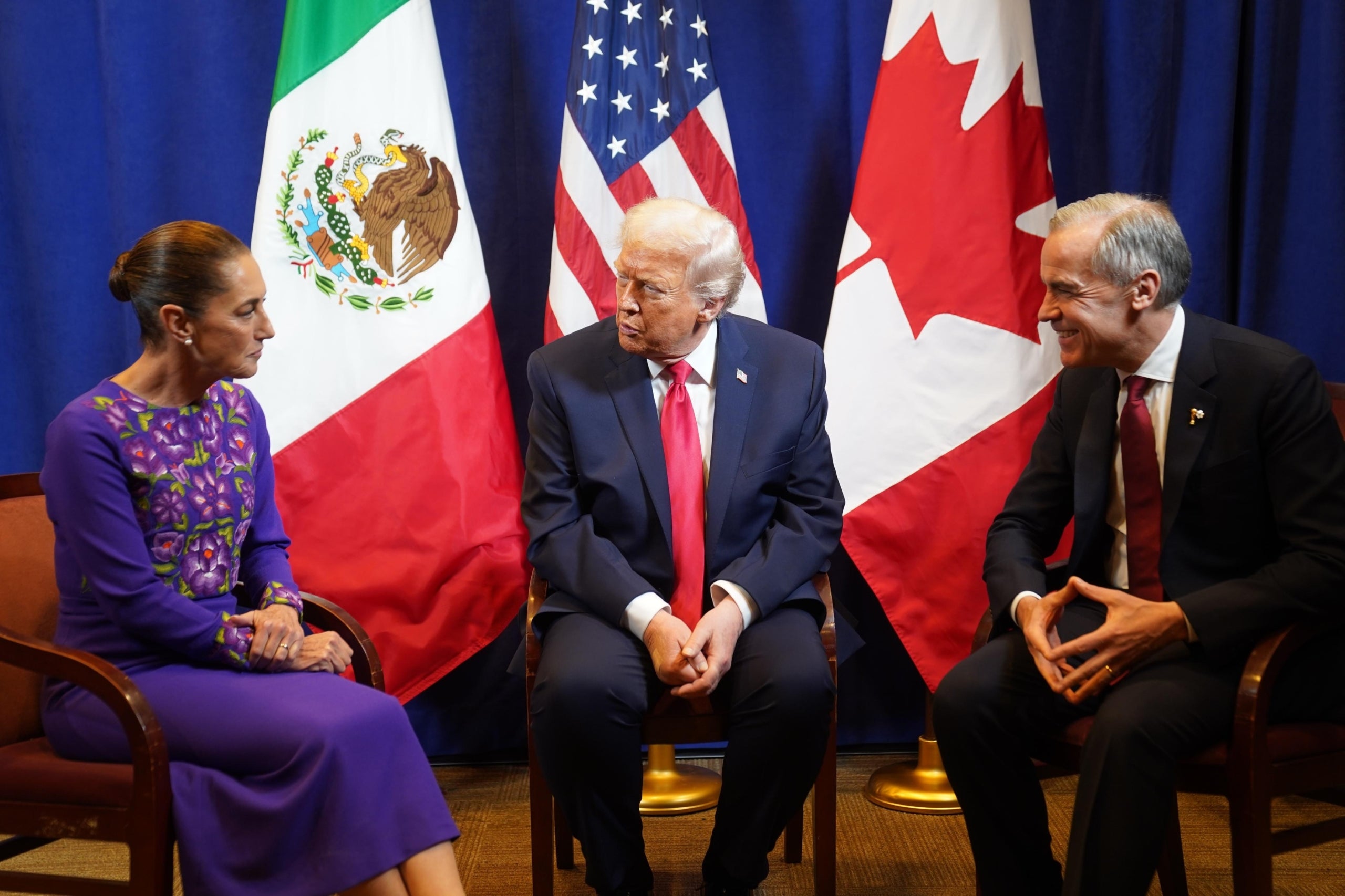La presidenta de Mèxic, Claudia Sheinbaum, juntament amb el seu homòleg estatunidenc, Donald Trump, i el primer ministre canadenc, Mark Carney
REMESA / HANDOUT per PRESIDÈNCIA DE MÈXIC