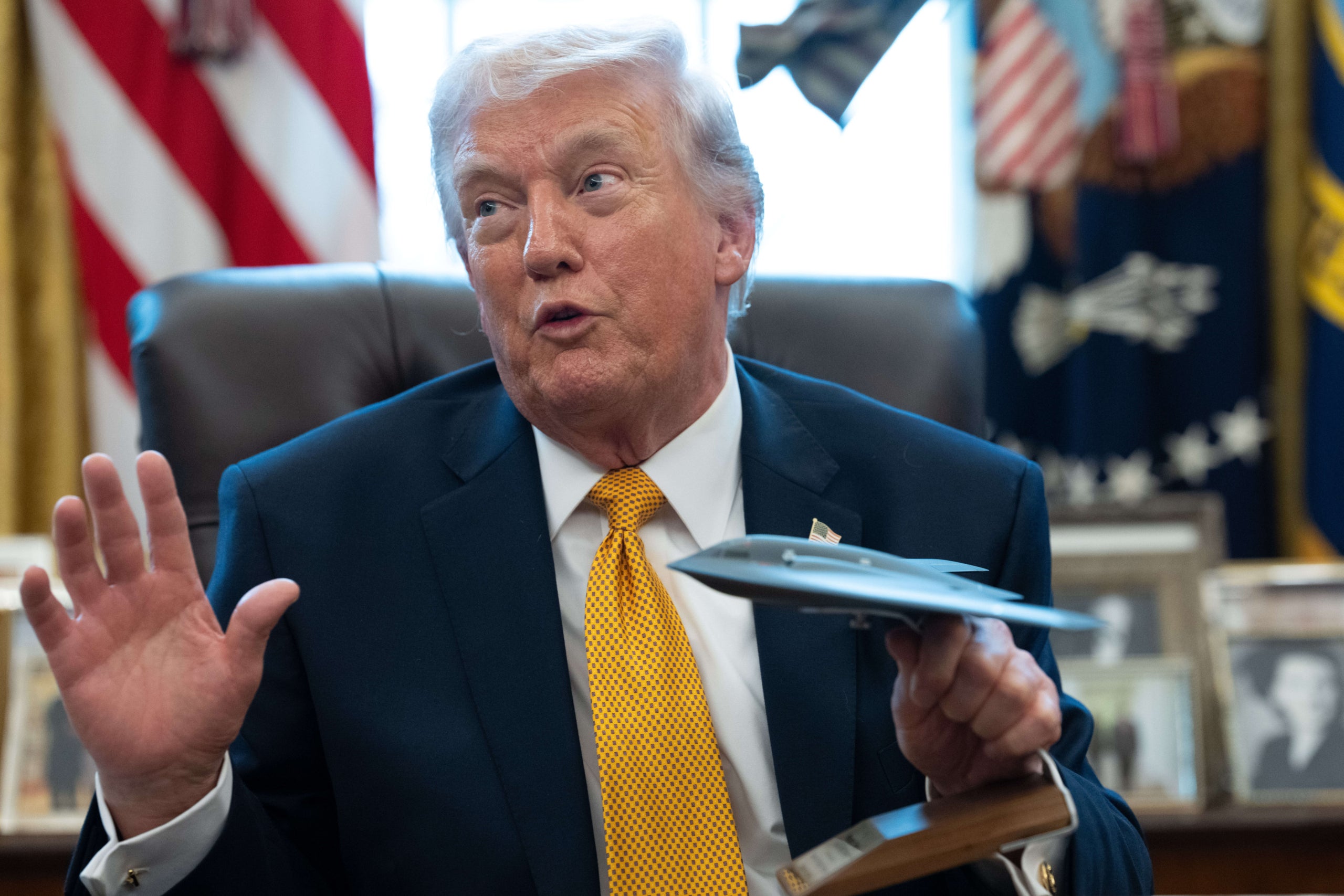 El president dels Estats Units, Donald J. Trump, sosté un bombarder de model durant un acte de signatura de l'Ordre Executiva a l'Oficina Oval de la Casa Blanca a Washington, DC.  Europa Press / Contacto / Aaron Schwartz - Pool via CN