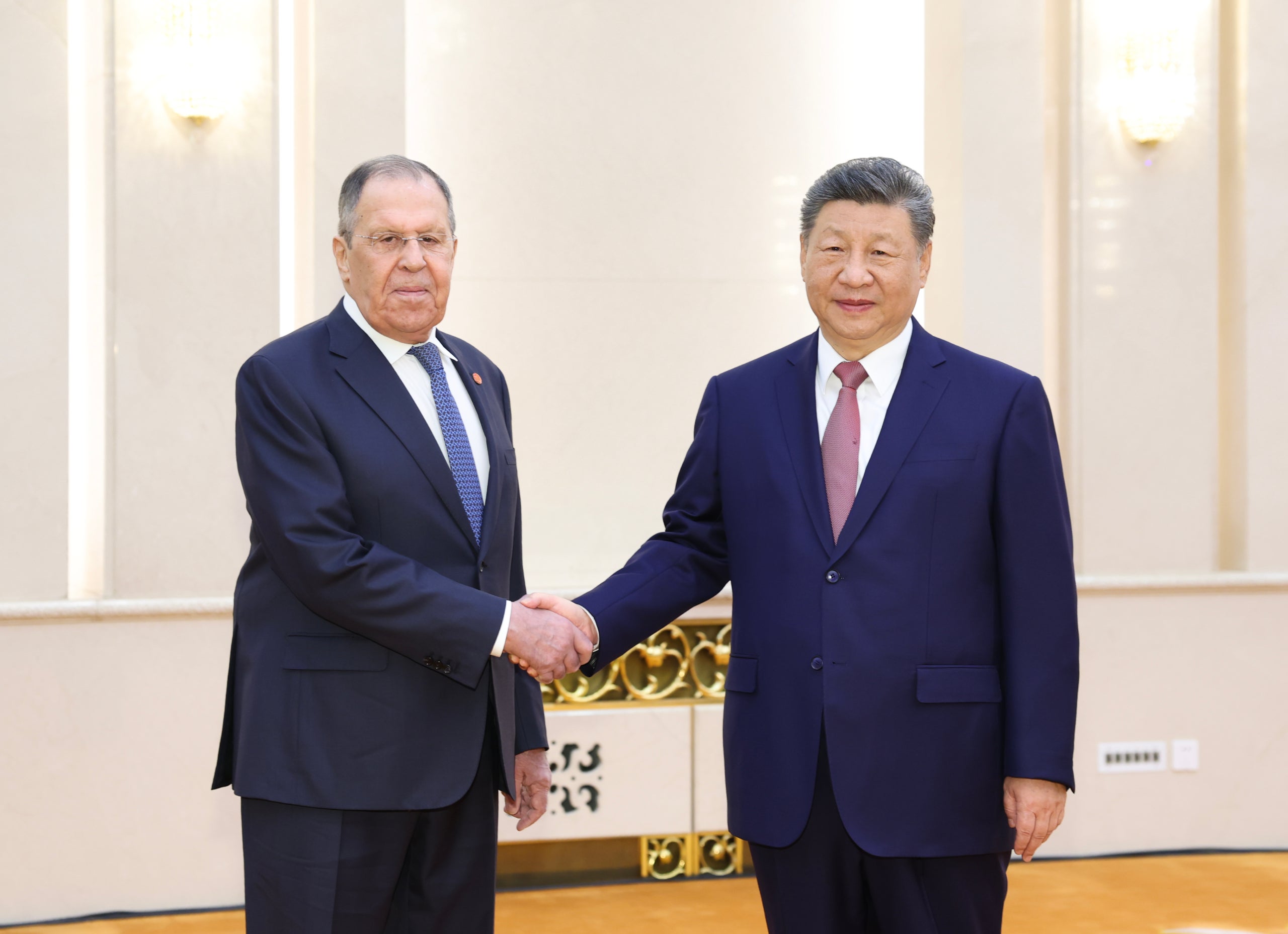  El ministre d'Exteriors de Rússia, Serguei Lavrov, al costat del president de la Xina, Xi Jinping. Europa Press / Contacto / Huang Jingwen 