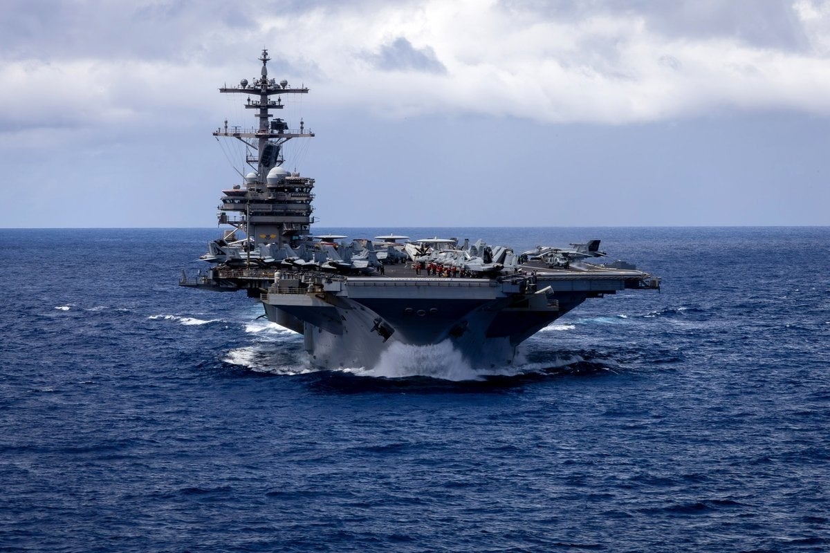 El portaavions de la classe Nimitz USS George H.W. Bush navega per l'oceà Índic, en la zona de responsabilitat del Comandament Central (CENTCOM) de l'Exèrcit dels Estats Units, en el marc del tancament perimetral nord-americà de l'estret d'Ormuz. ENTCOM A X (Europa Press)