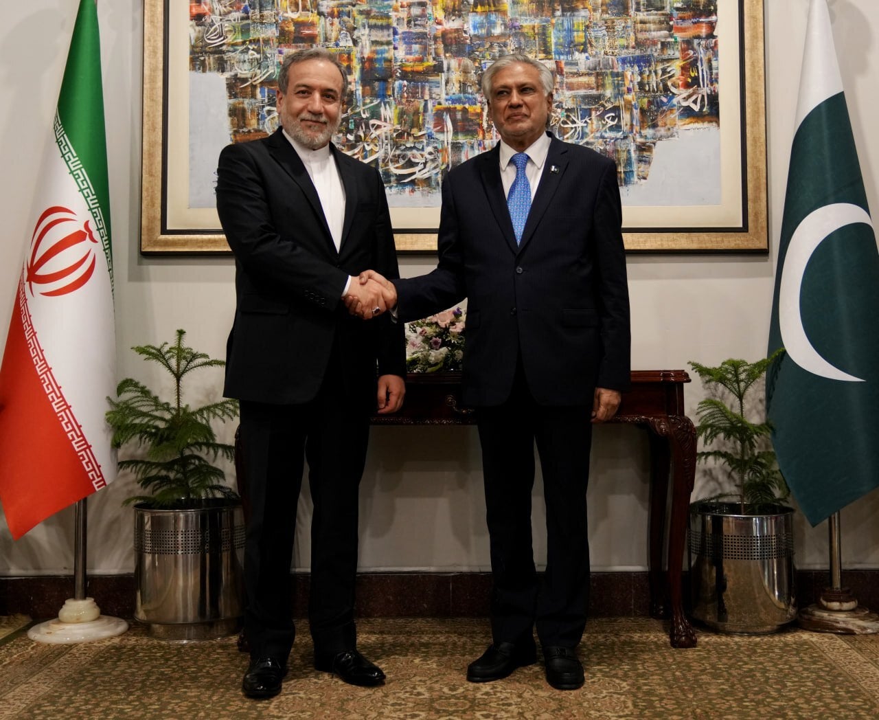  El ministre iranià d'Afers Exteriors Abbas Araghchi es reuneix amb el ministre d'Afers Exteriors del Pakistan Ishaq Dar.  Europa Press / Contacto / Iranian Foreign Ministry 