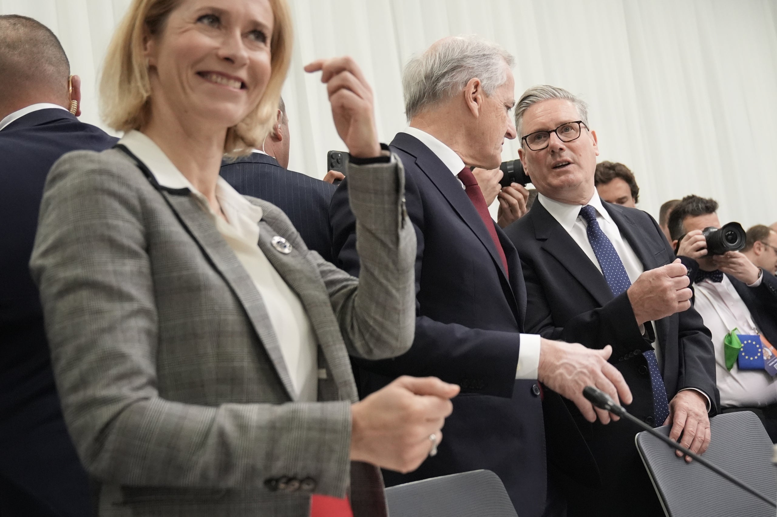 El primer ministre d'Armènia, Nikol Pashinyan, dona la benvinguda a Kaja Kallas , Alta Representant de la Unió Europea per a Afers Exteriors i Política de Seguretat, durant la 8a cimera de la Comunitat Política Europea a Yerevan. Hayk Manukyan / European Council / d / DPA