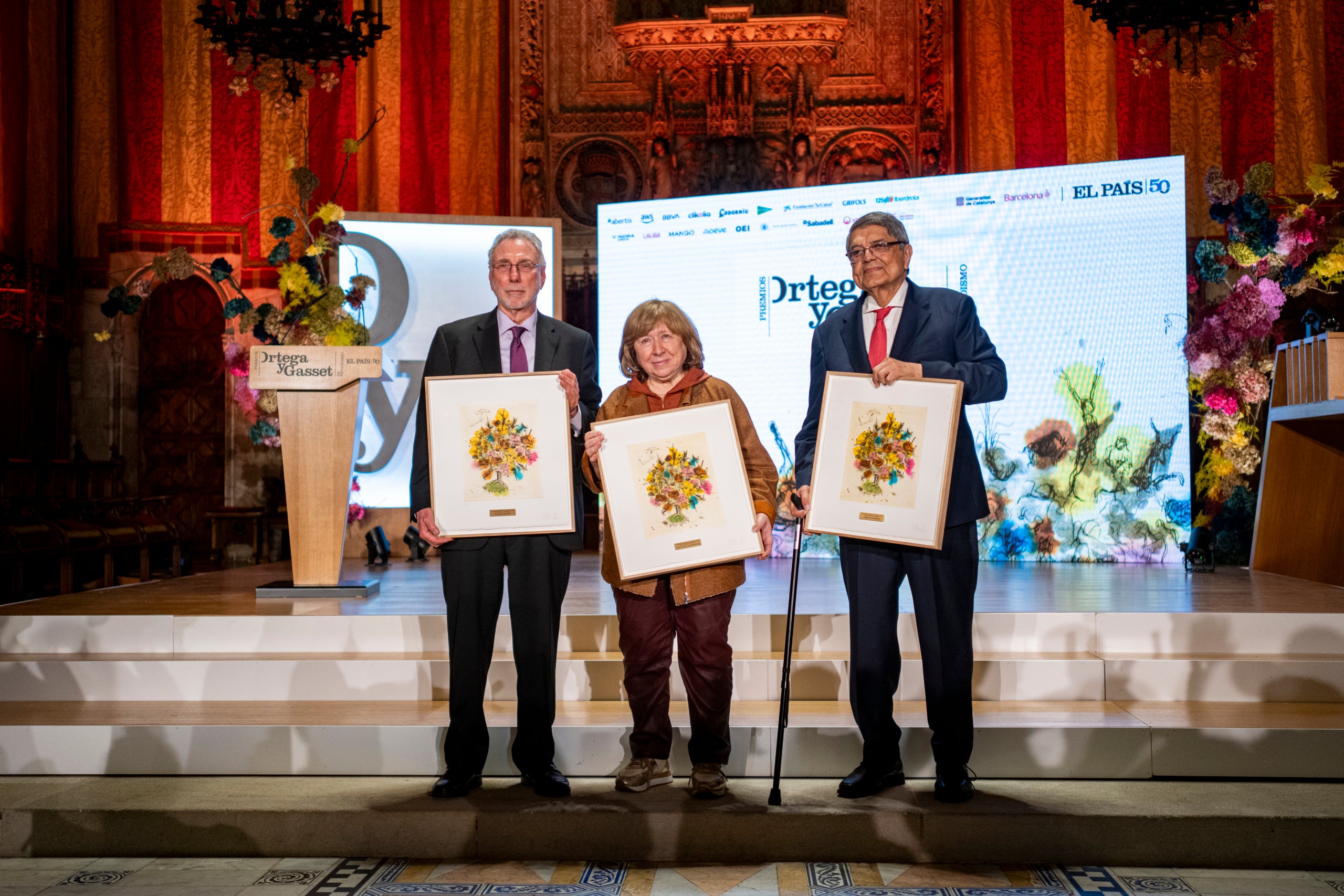 Els premiats Martin Baron, Svetlana Aleksiévitx i Sergio Ramírez, posen durant la gala de lliurament dels Premis Ortega y Gasset de Periodisme, a l'Ajuntament de Barcelona.  Lorena Sopêna / Europa Press