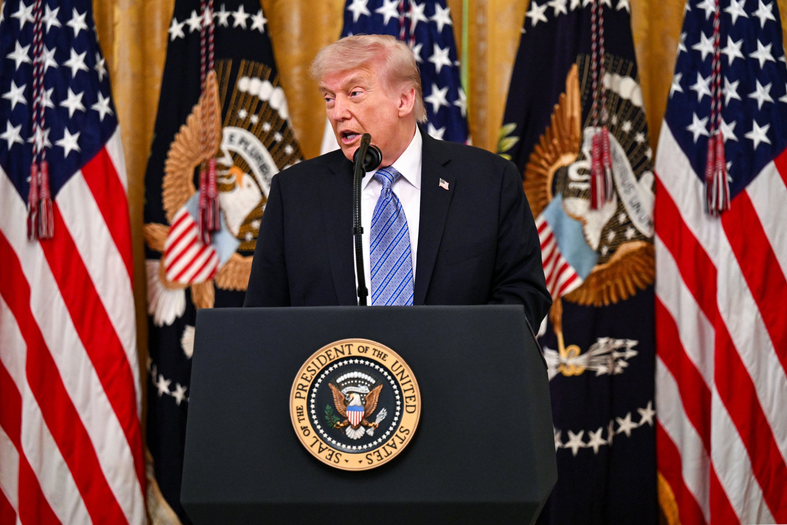 El presidente de los Estados Unidos, Donald J. Trump, habla durante una cumbre con pequeños empresarios para celebrar la Semana Nacional de la Pequeña Empresa en la Sala Este de la Casa Blanca en Washington. Europa Press / Contacto / Annabelle Gordon