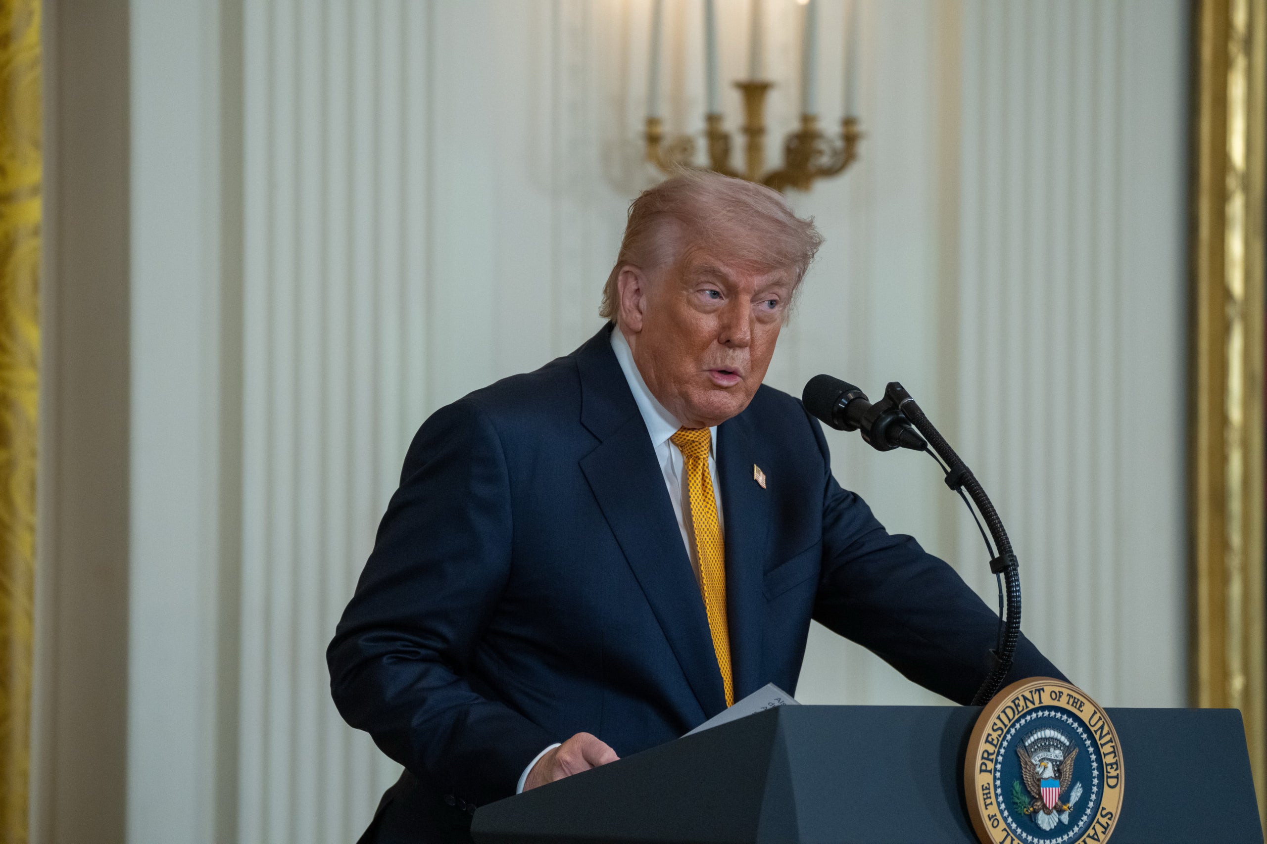 El president Donald Trump es dirigeix a les mares militars durant la celebració del Dia de la Mare a la Sala Est de la Casa Blanca. Europa Press / Contacto / Andrew Leyde