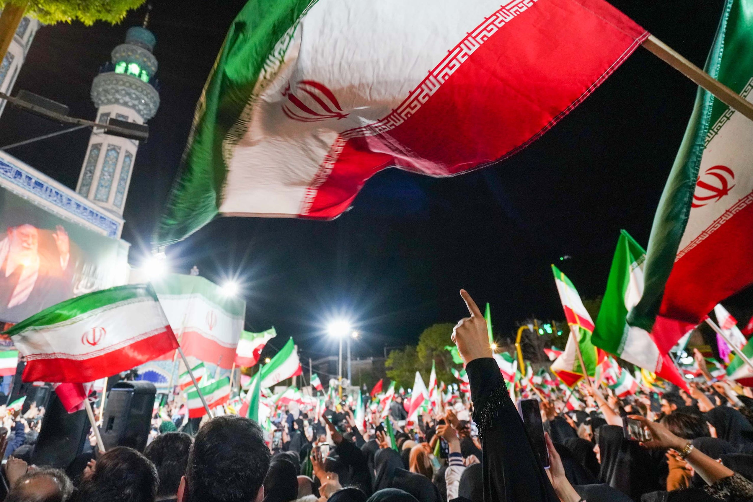 Simpatizantes progubernamentales ondean banderas nacionales durante una manifestación organizada por el estado, en medio de un alto el fuego en el conflicto que involucra a Irán. Europa Press / Contacto / Iranian Supreme Leader'S Off