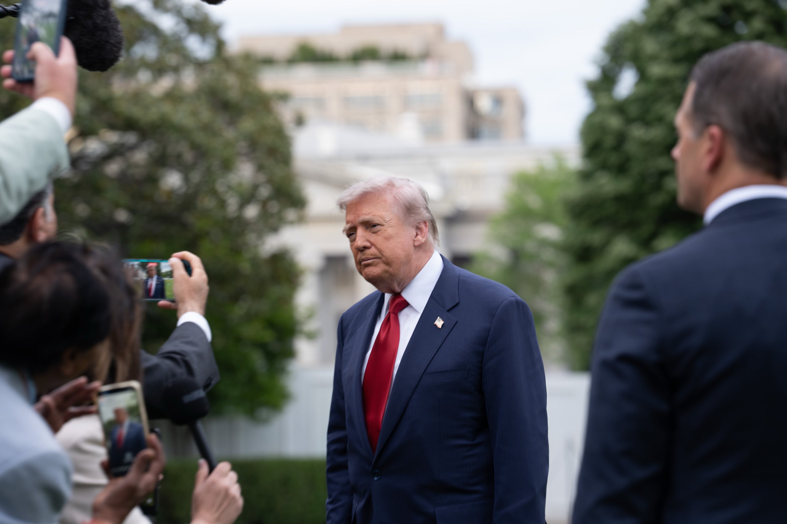 El presidente de los Estados Unidos, Donald Trump, habla a los medios de comunicación mientras camina para abordar Marine One en South Lawn. Andrew Leyden / Zuma Press / Europa Press