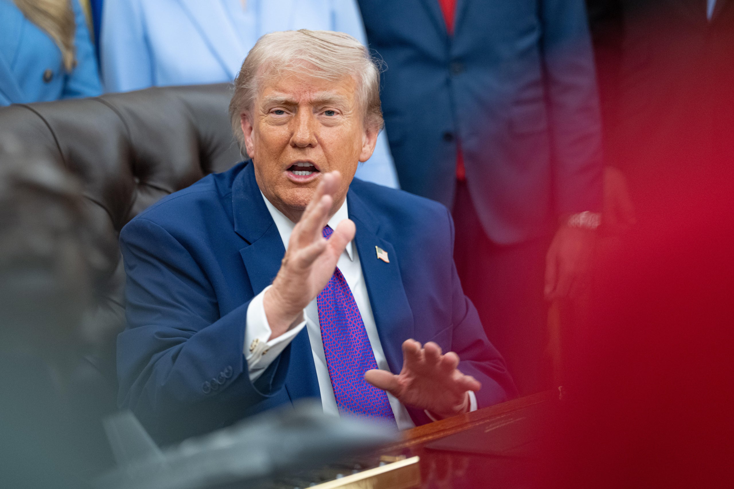 El president dels Estats Units, Donald J Trump, durant un esdeveniment a l'Oficina Oval de la Casa Blanca a Washington. Europa Press / Contacto / Aaron Schwartz 