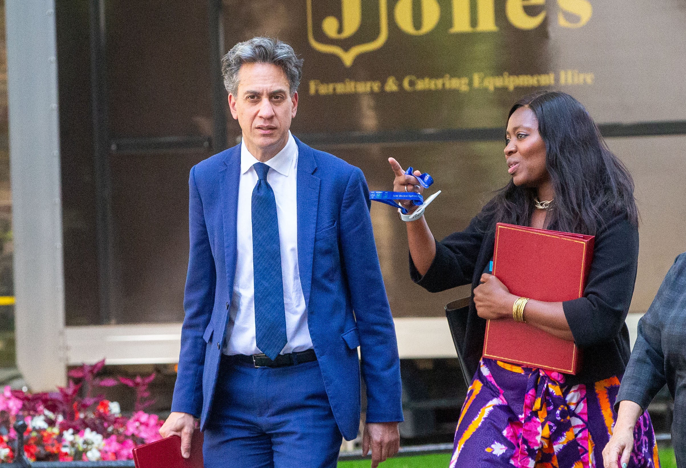  ED MILIBAND, Secretari d'Estat de Seguretat Energètica i Net Zero i l'exministre de fe, MIATTA FAHNBULLEH