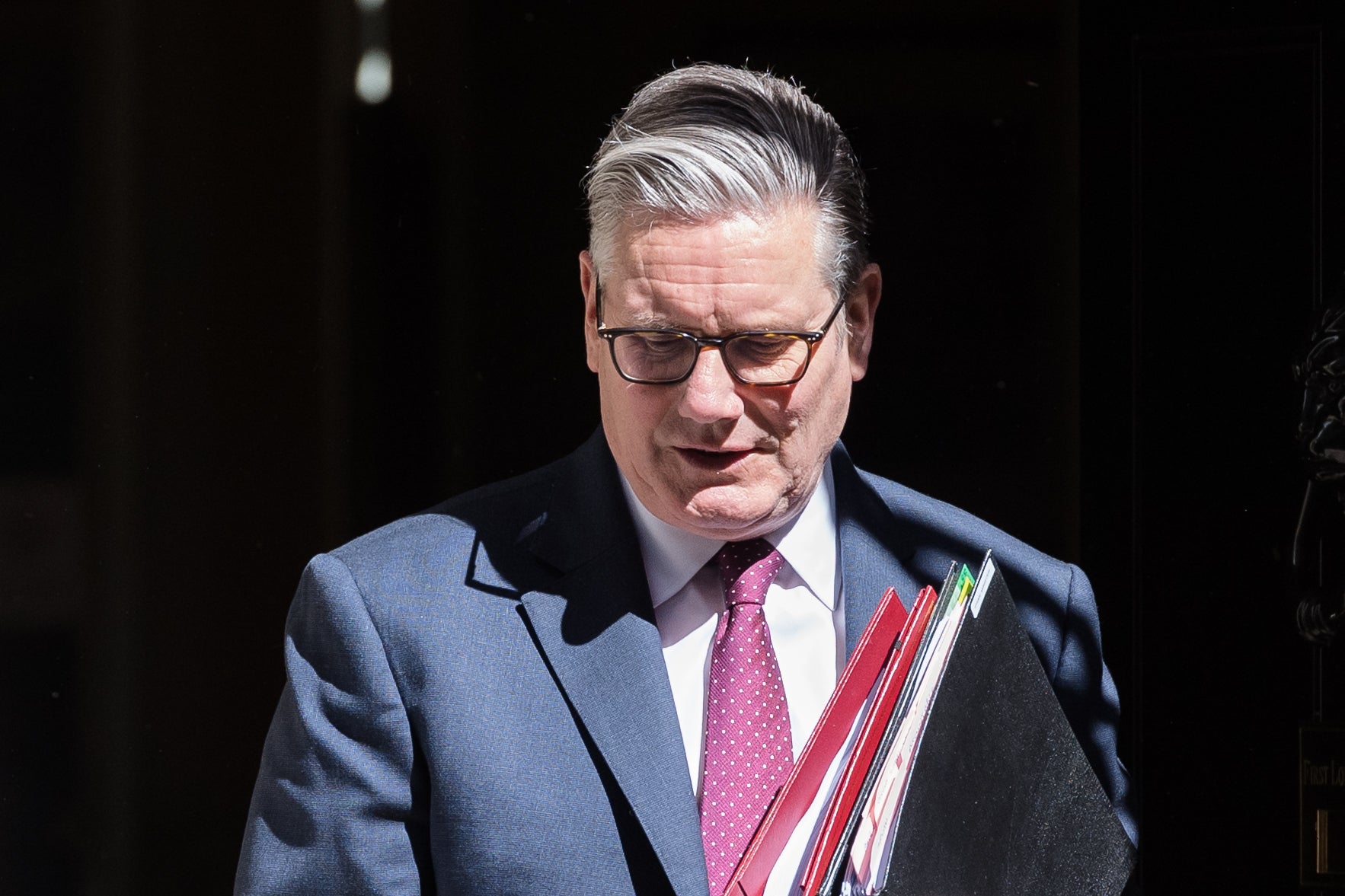 El primer ministre britànic, Keir Starmer, surt de 10 Downing Street per la Cambra dels Comuns per assistir a les preguntes del primer ministre. Europa Press / Contacto / Wiktor Szymanowicz