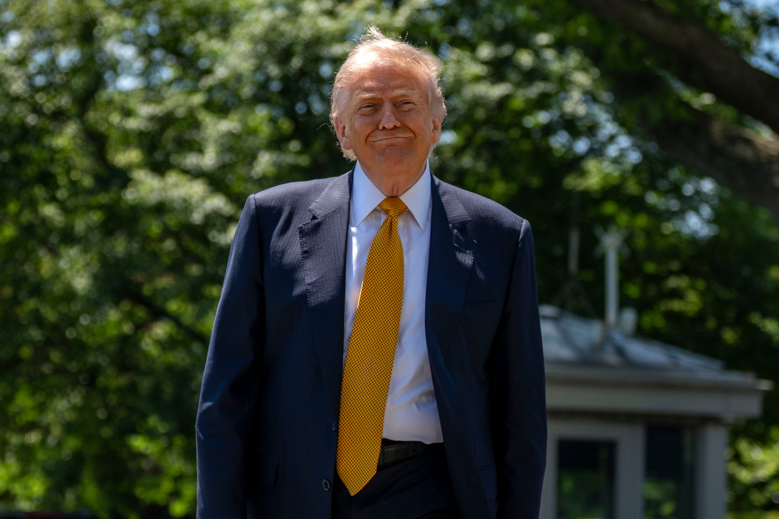 El president dels Estats Units, Donald Trump, camina per parlar amb la premsa abans de sortir de la Casa Blanca a Washington. Europa Press / Contacto / Bonnie Cash