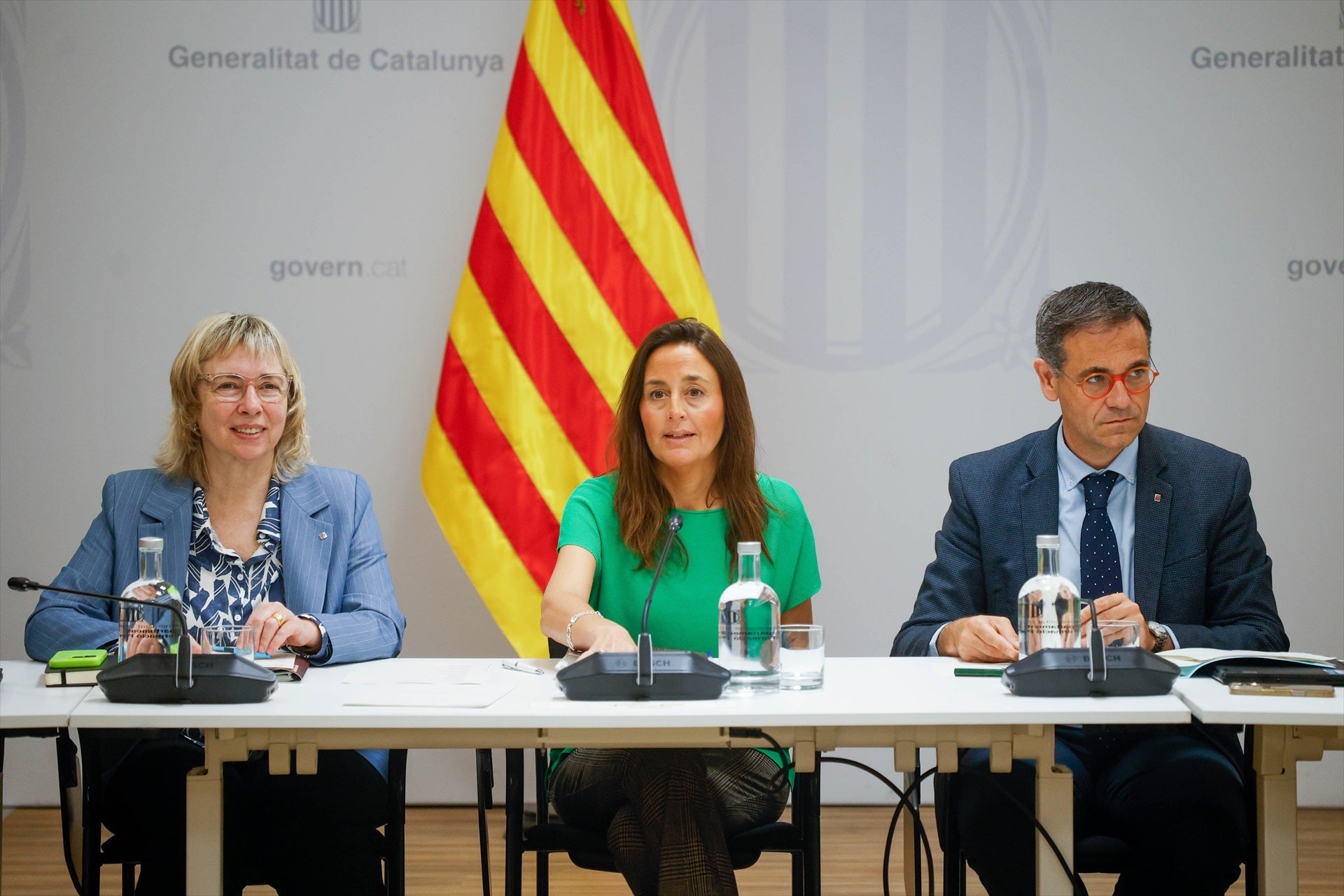 La consellera Esther Niubó amb el secretari de Millora Educativa, Ignasi Giménez (a la seva esquerra), que pilota les negociacions amb els sindicats | Kike Rincón / Europa Press