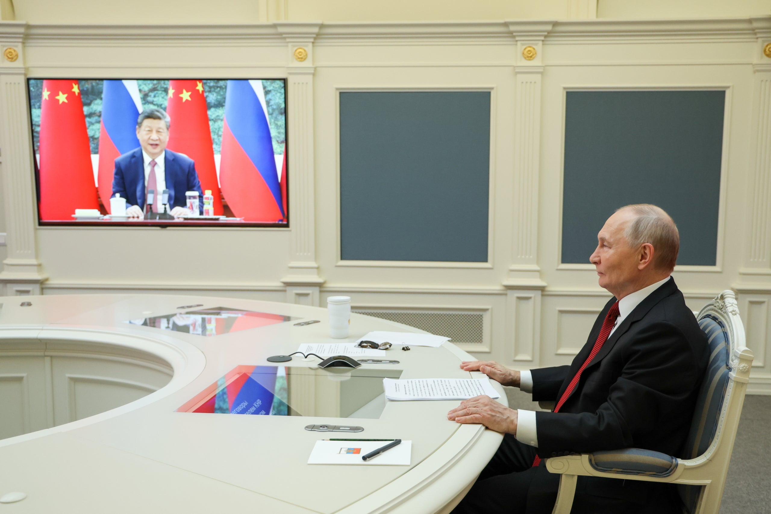 Vladimir Putin, president de Rússia, assisteix a una reunió de videoconferència amb el seu homòleg xinès Xi Jinping al Centre de Situació Presidencial. Europa Press / Contacto / Vyacheslav Prokofyev 