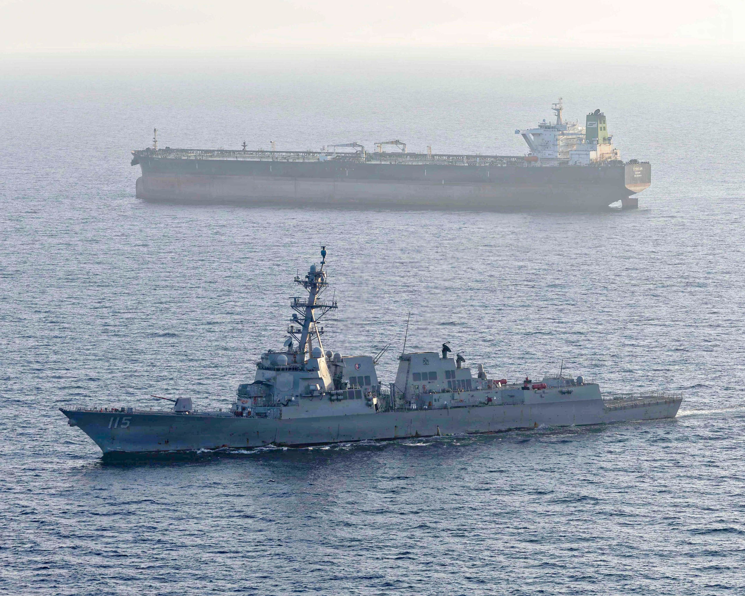El destructor de míssils guiat de l'Armada dels Estats Units Arleigh Burke, USS Rafael Peralta, intercepta el petrolier iranià M/V Stream. Europa Press / Contacto / Us Navy