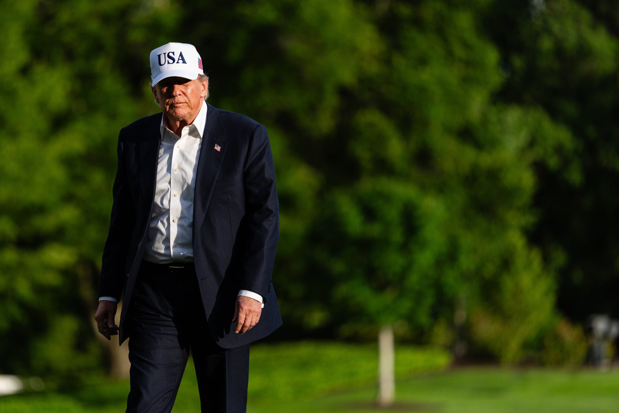 
El president dels Estats Units, Donald J. Trump, camina per la gespa sud de la Casa Blanca a Washington, DC. Europa Press / Contacto / Eric Lee
