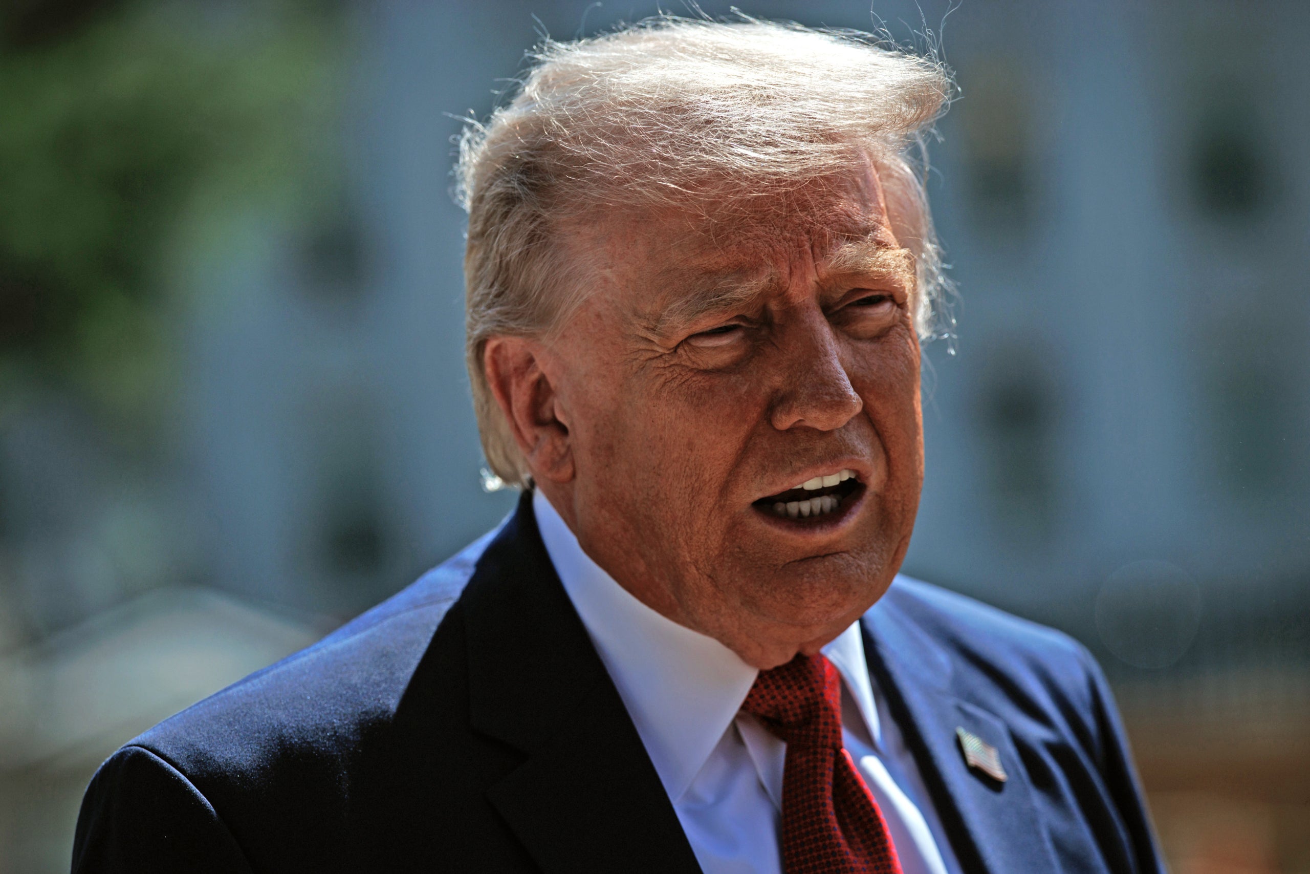 El presidente de los Estados Unidos, Donald J. Trump, habla a la prensa sobre la nueva Ala Este junto al lugar de construcción en la Casa Blanca. Europa Press / Contacto / Samuel Corum