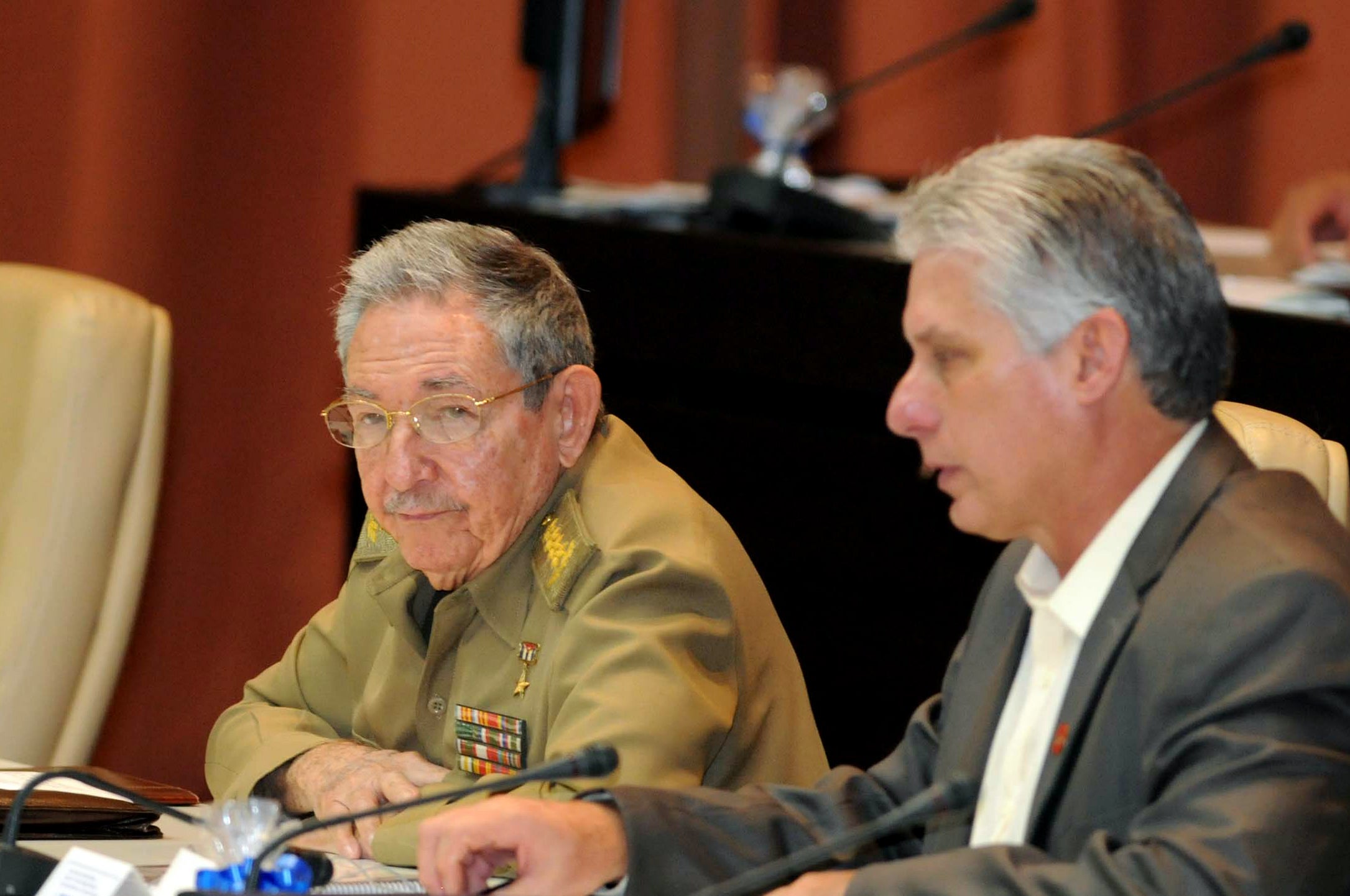  El presidente cubano Raul Castro y el entonces vicepresidente Miguel Díaz-Canel. Europa Press / Contacto / Vladimir Molina