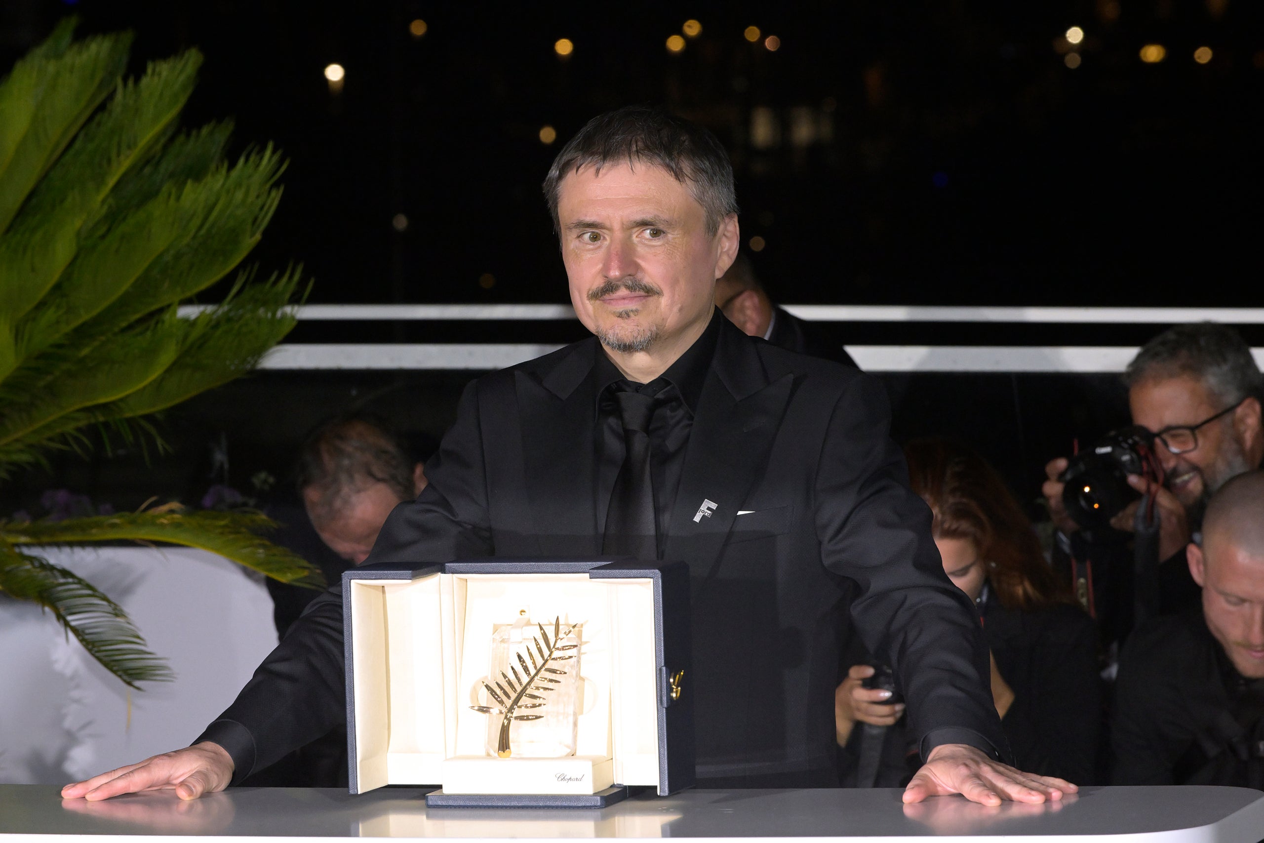 El director Cristian Mungiu posa amb la Palma d'Or del festival de  Canes / Rocco Spaziani / Europa Press
