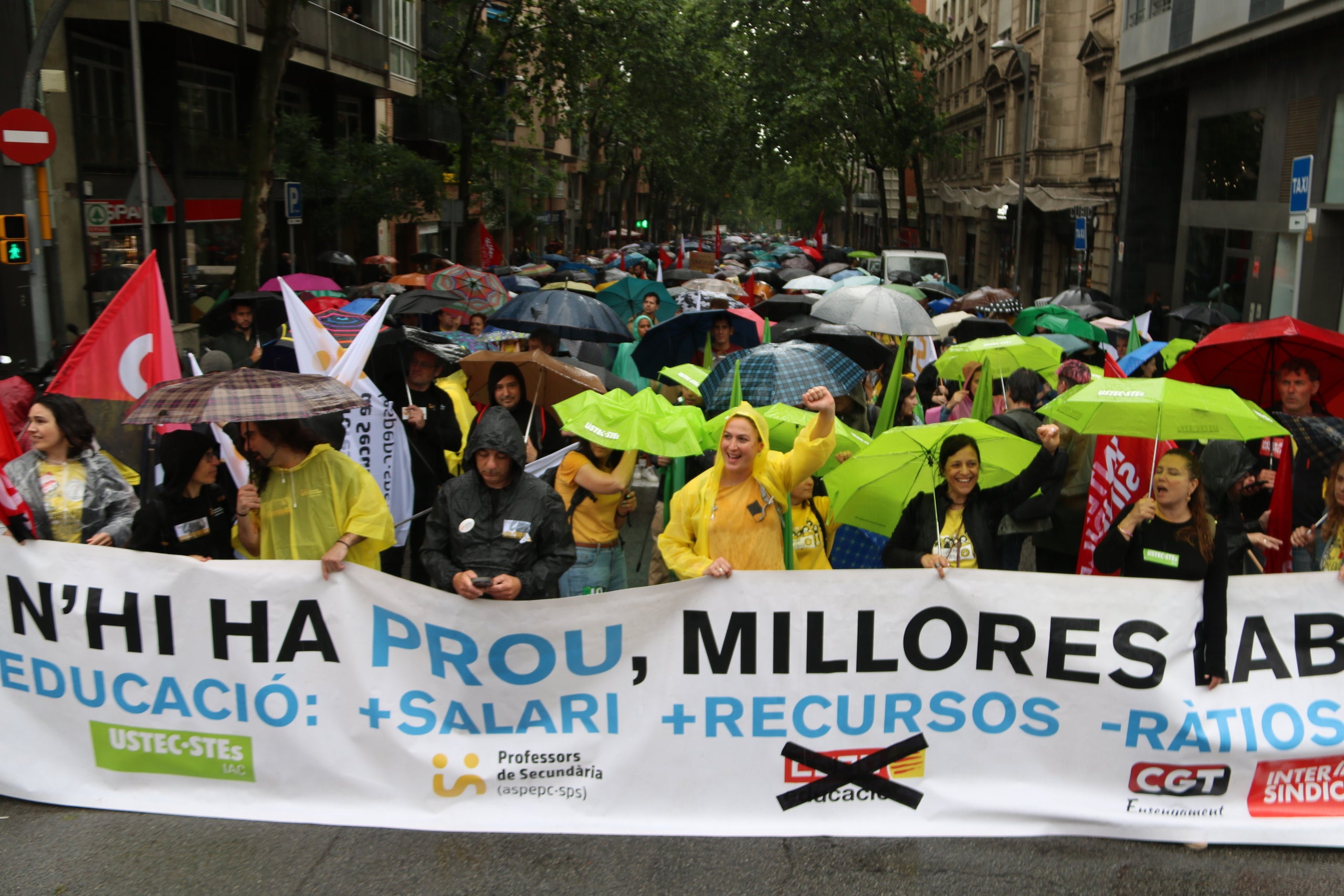 Docents manifestant-se sota la pluja a Barcelona | Norma Vidal (ACN)