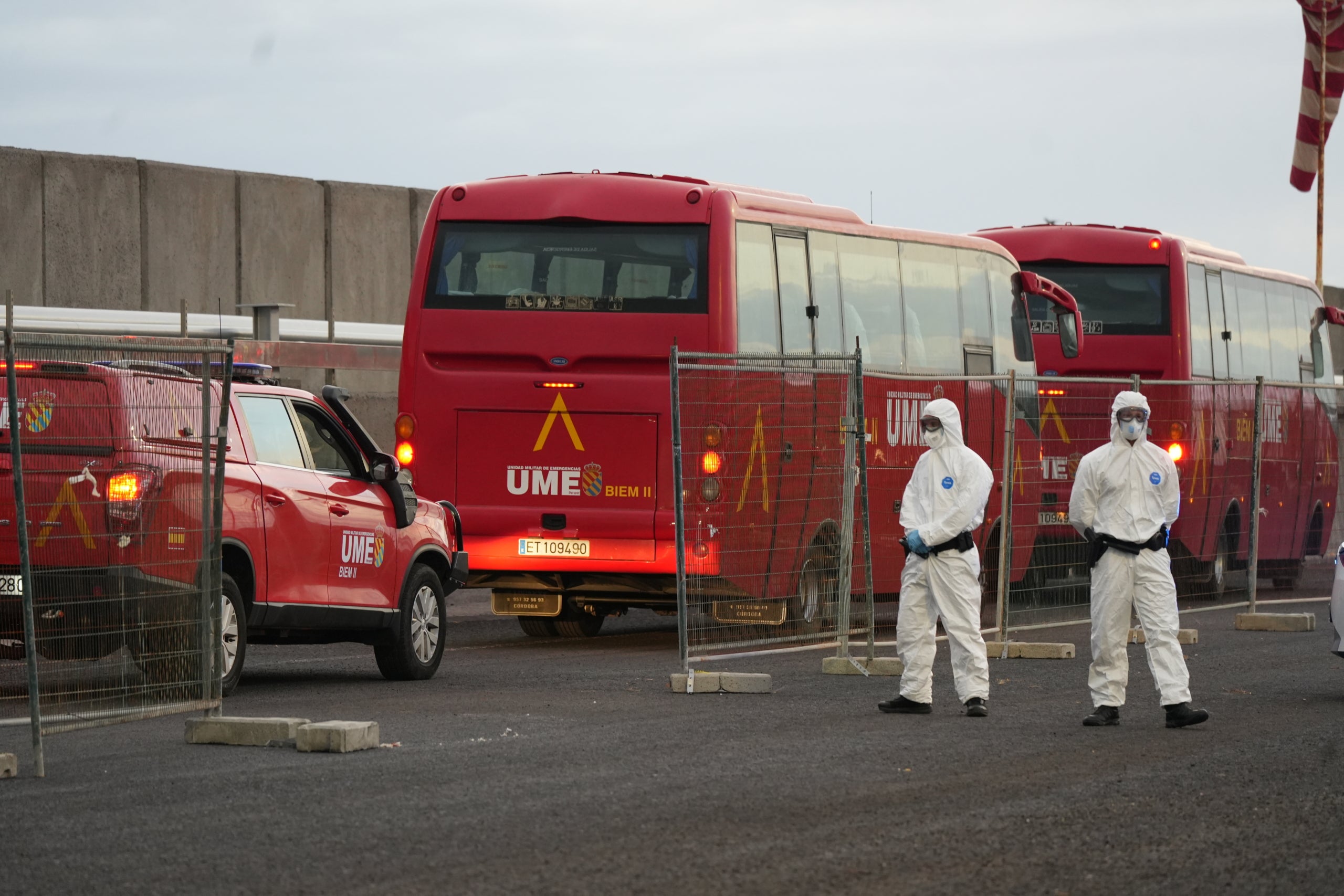 Vehicles al port de la Granadilla, al sud de Tenerife, per traslladar als passatgers del MV Hondius / ACN-Miquel Codolar