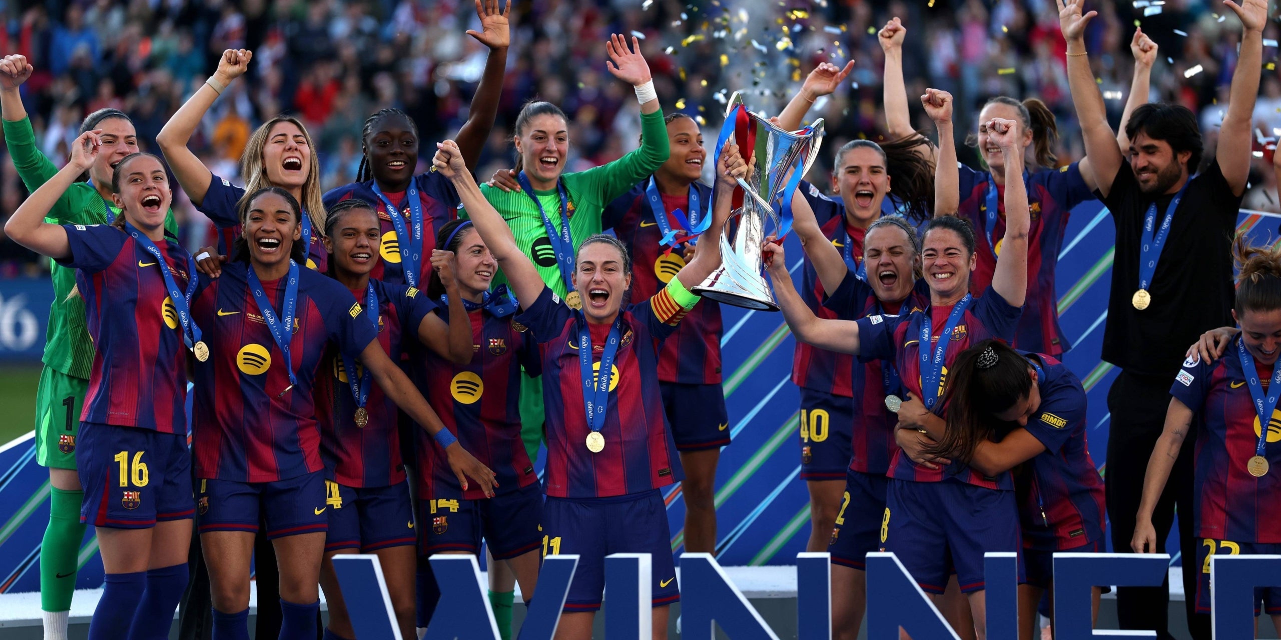 Alexia Putellas y Marta Torrejón levantando el trofeo de la Champions. | FC Barcelona