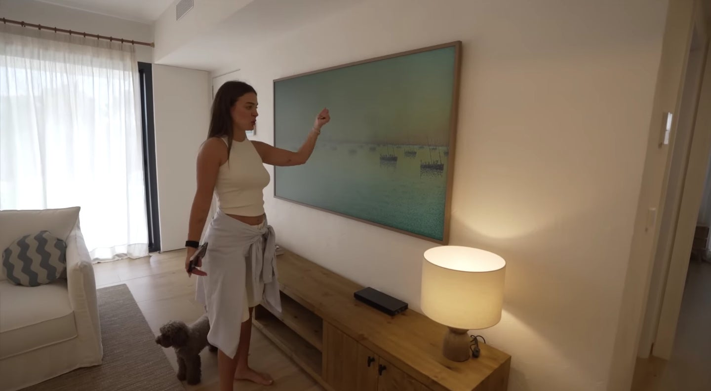 La televisión simula ser un cuadro cuando está apagada - Youtube