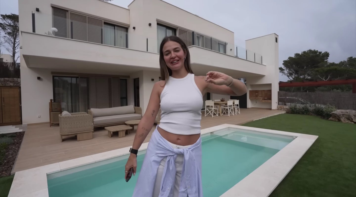 Laura Escanes abre las puertas de la casa que ha comprado en Menorca - Youtube
