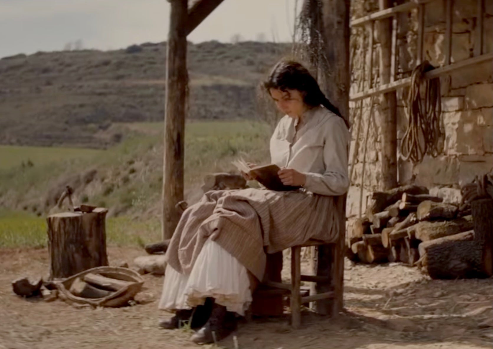 Mireia Vilapuig, en una seqüència de 'L'escanyapobres', el títol amb què torna 'La gran pel·lícula' a TV3 després de la quarta temporada d''Eufòria'