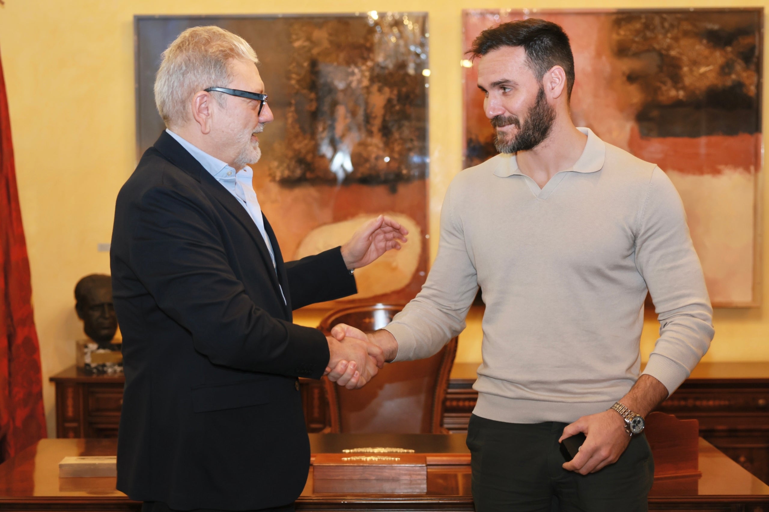 El alcalde de la Paeria de Lleida, Fèlix Larrosa, con Saúl Craviotto, en una imagen de archivo / La paeria

