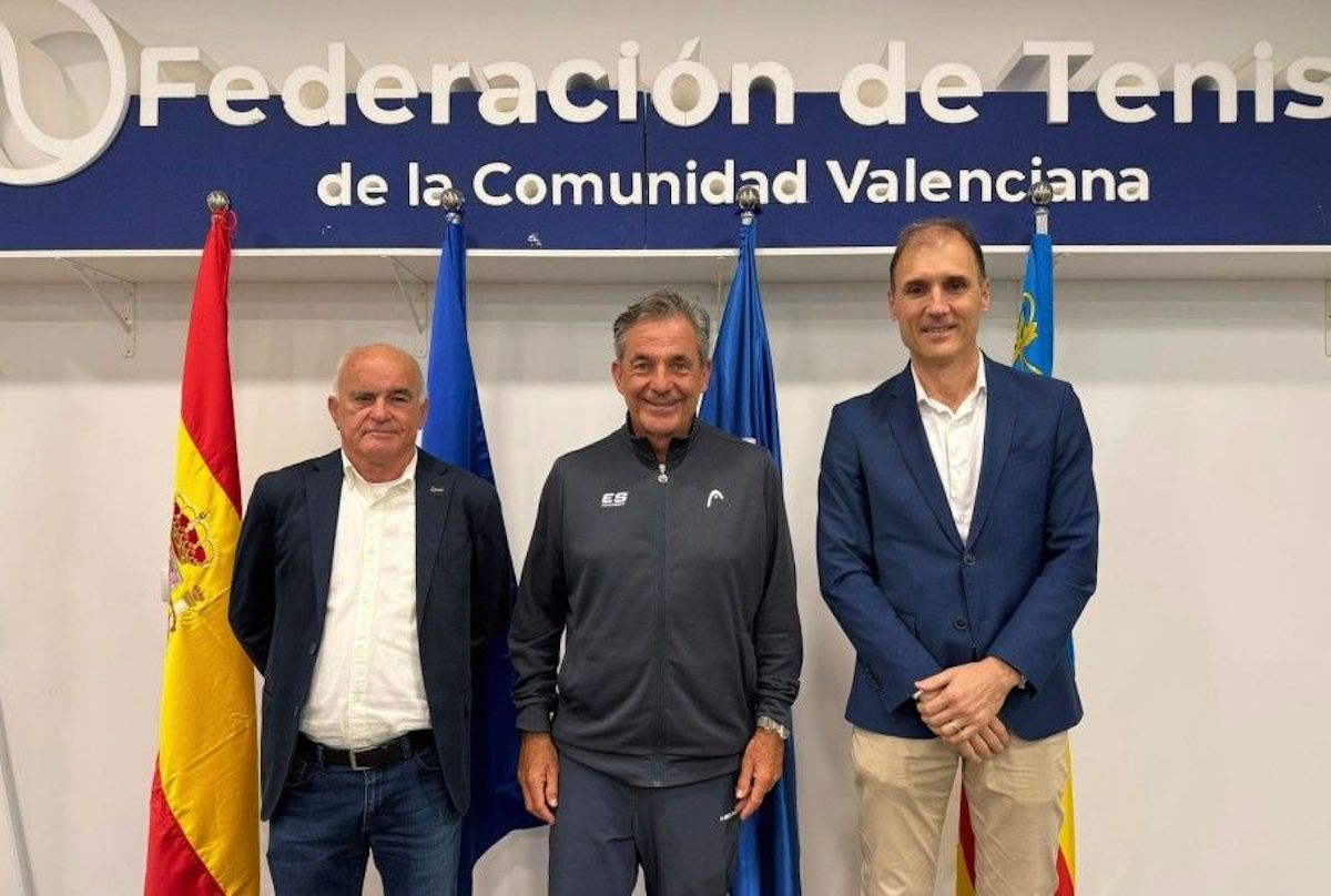 En la imatge, d'esquerra a dreta, el president de la Federació de Tennis de la Comunitat Valenciana, José Francisco Vicent Caudet; el president de la Fundació Emilio Sánchez i director general d'Esports de la Comunitat Valenciana, Luis Cervera