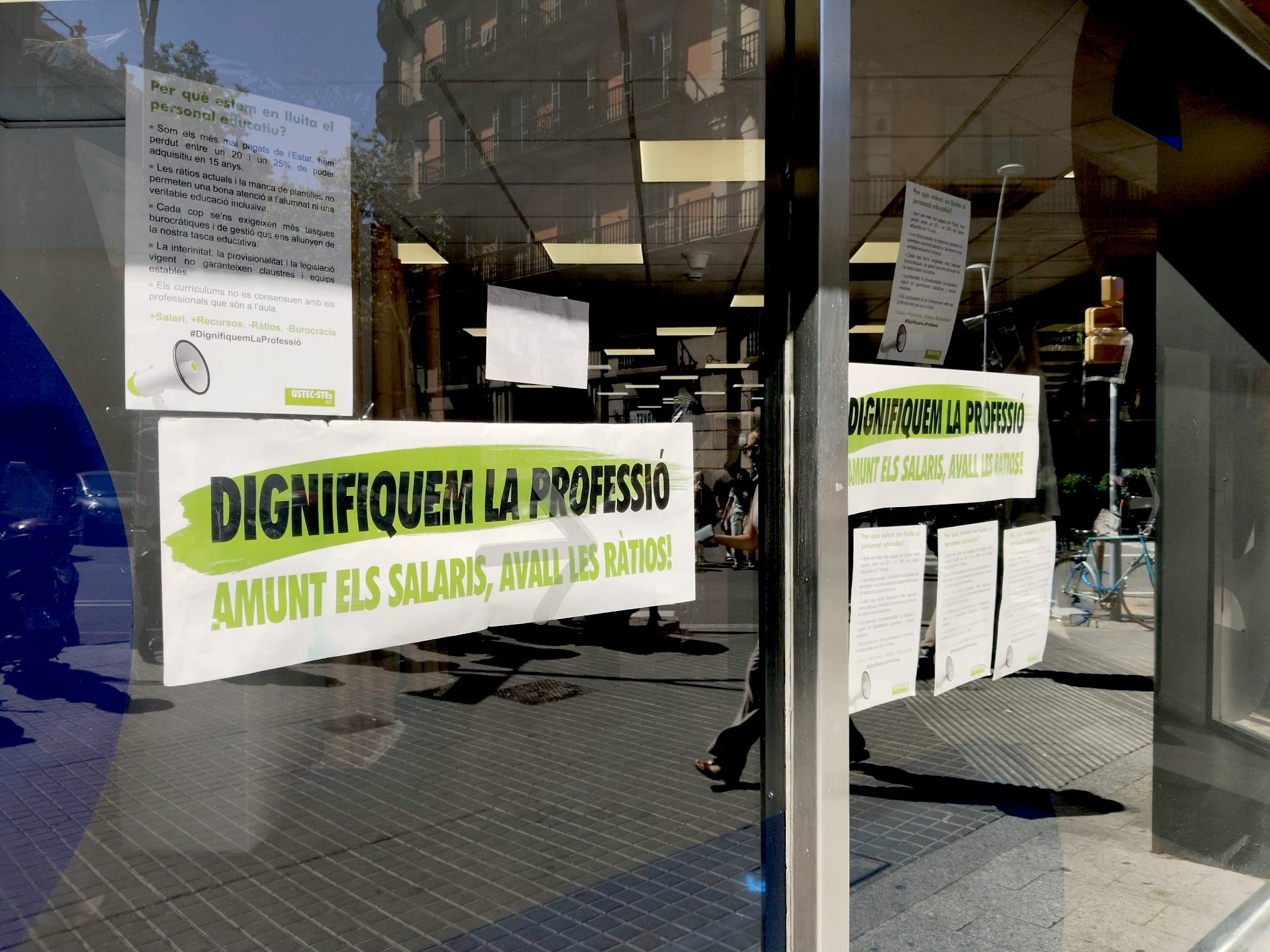 Cartells a favor dels docents a la façana de la seu del Consorci d'Educació de Barcelona / Gabriel G. Garrido