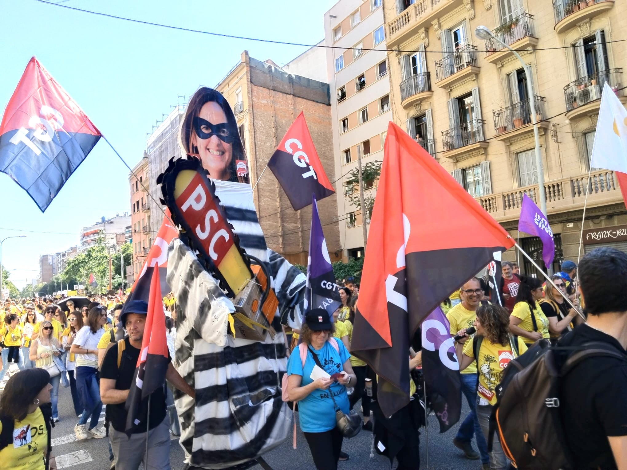 Els docents avancen cap a Urquinaona amb crítiques al Govern | Gabriel G. Garrido