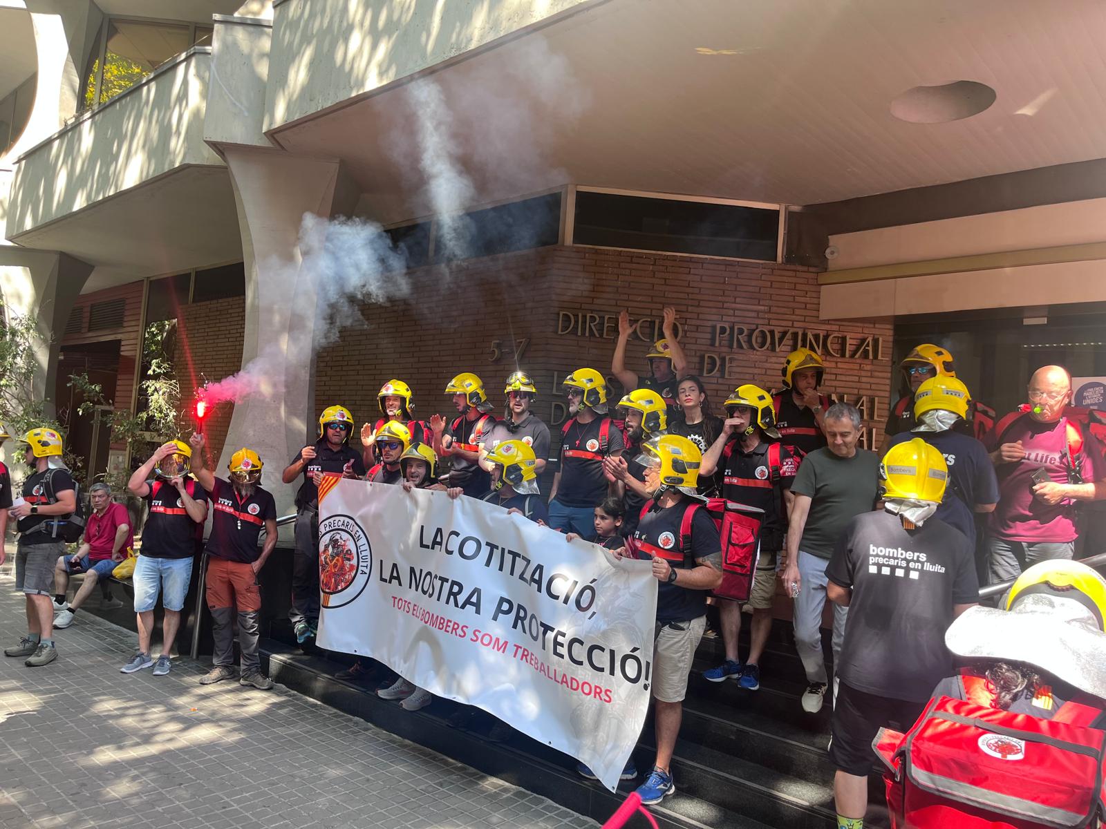 Una imagen de la protesta de los Bomberos Voluntarios frente al INSS/BP