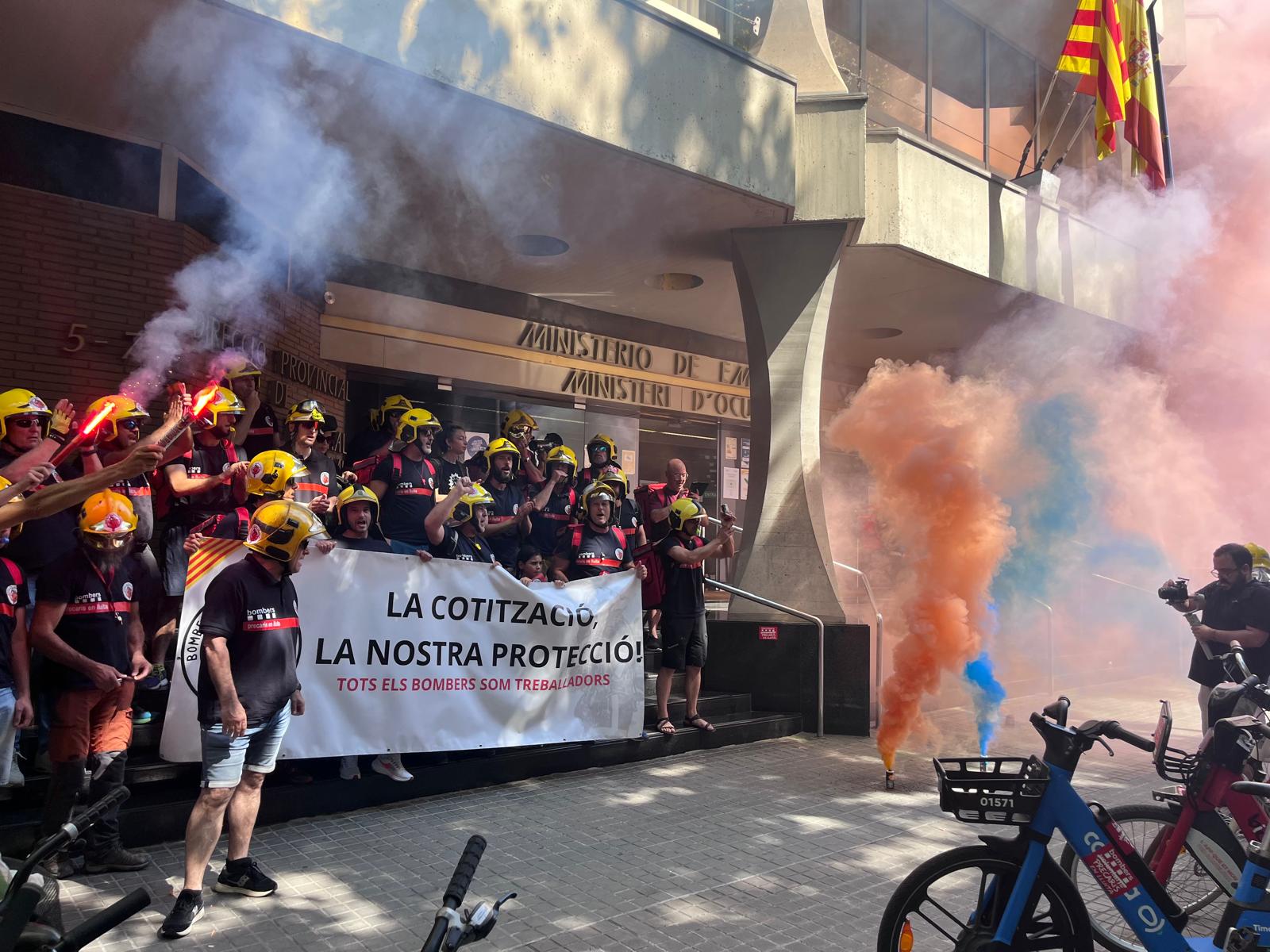 Una imatge de la protesta davant l'INNS de Barcelona dels Bombers Precaris/Bombers Precaris