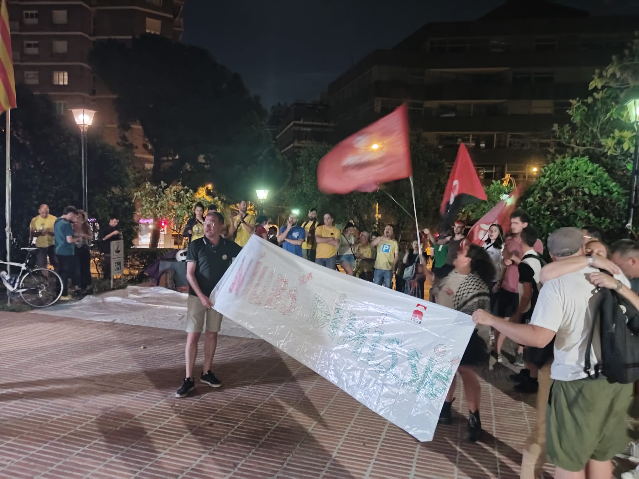 Sindicalistes dels docents, protestants i demanant la dimissió de Niubó a la porta de la conselleria d'Educació, mentre els seus representants en la negociació s'han tancat a dins després del fracàs de la reunió d'aquest dijous / G.G.