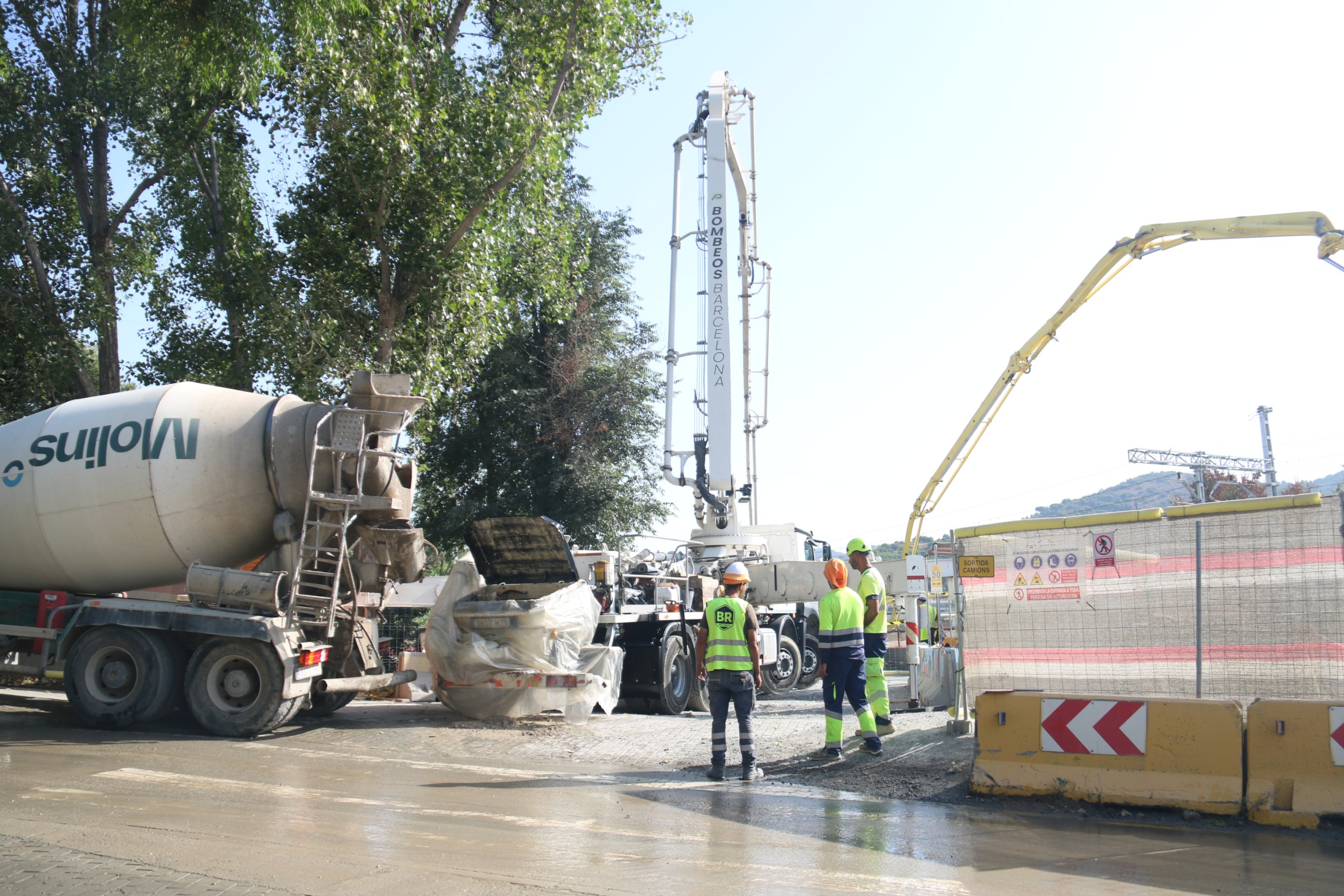 Operaris a la zona de l'esfondrament entre Barcelona i Montcada i Reixac injectant formigó a l'esvoranc | Guifré Jordan (ACN)