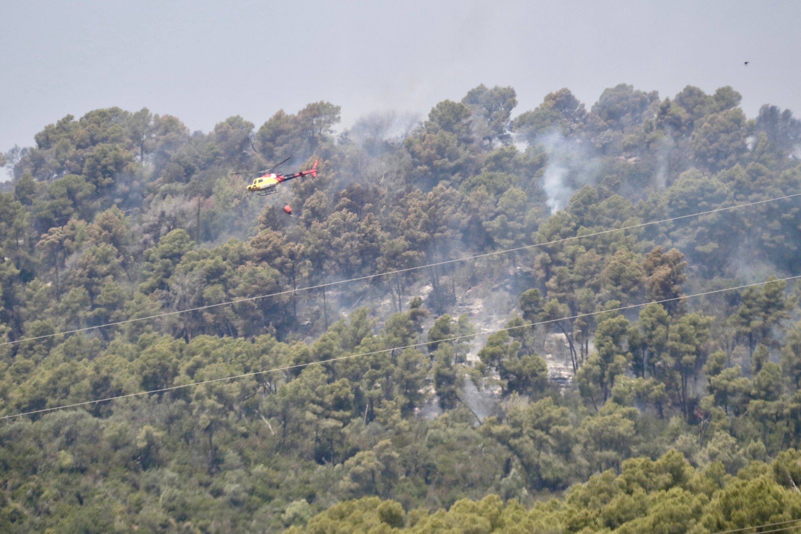 Un helic&ograve;pter treballant en l'extinci&oacute; de l'incendi de Sentmenat.  | Jordi Pujolar (ACN)