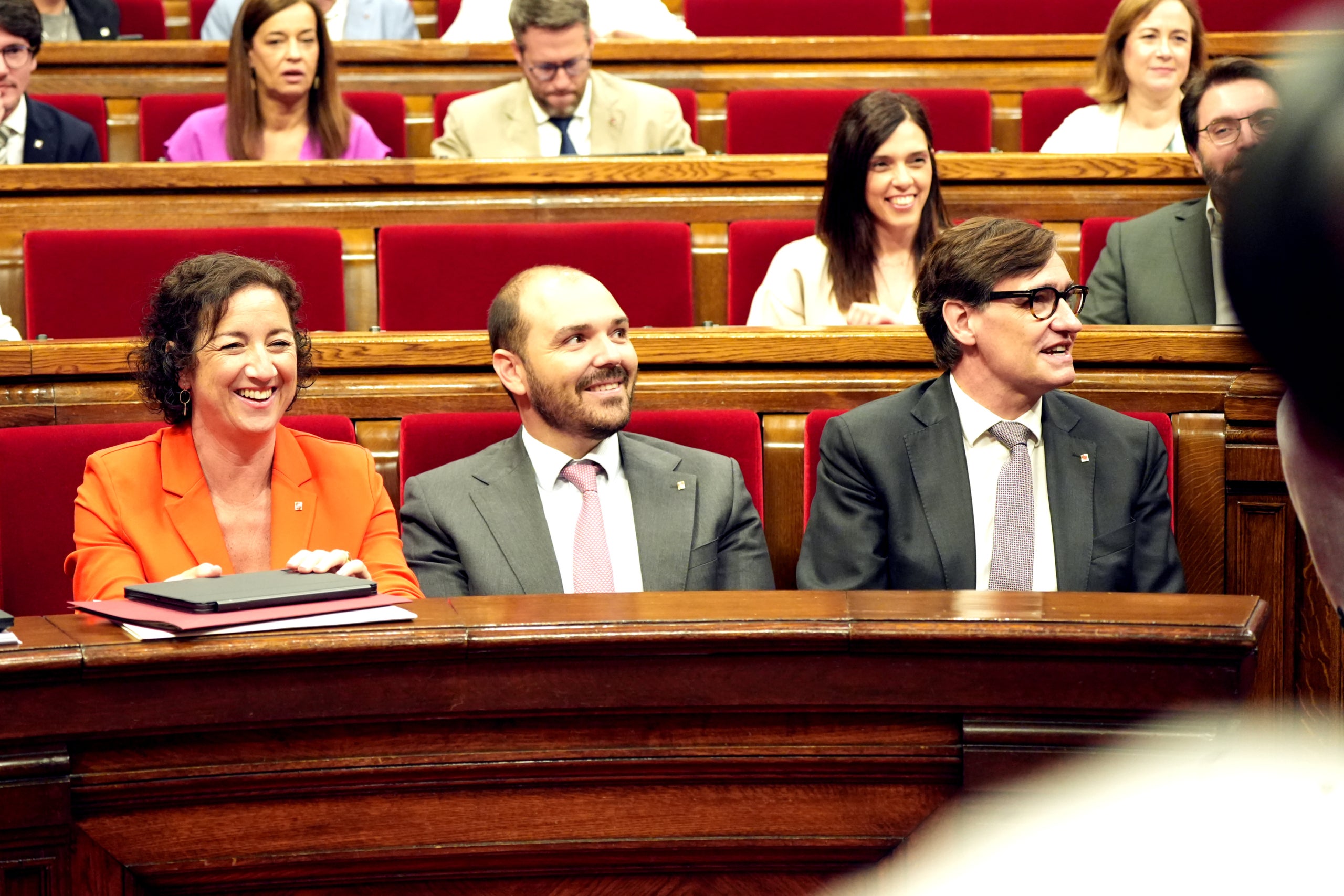 Els consellers Alícia Romero i Albert Dalmau, juntament amb el president de la Generalitat, Salvador Illa, a l'arrencada del Ple del Parlament aquest dijous / ACN