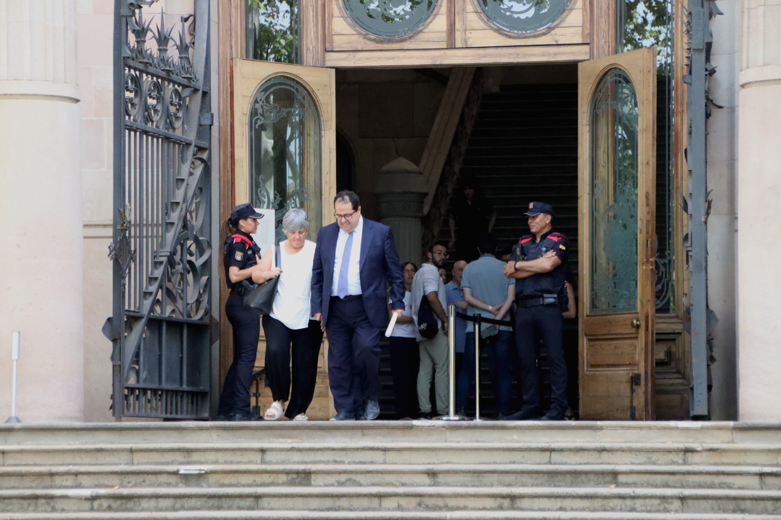 Elena, acompanyat de la seva dona, a la sortida del TSJC/Albert Hernández/ACN