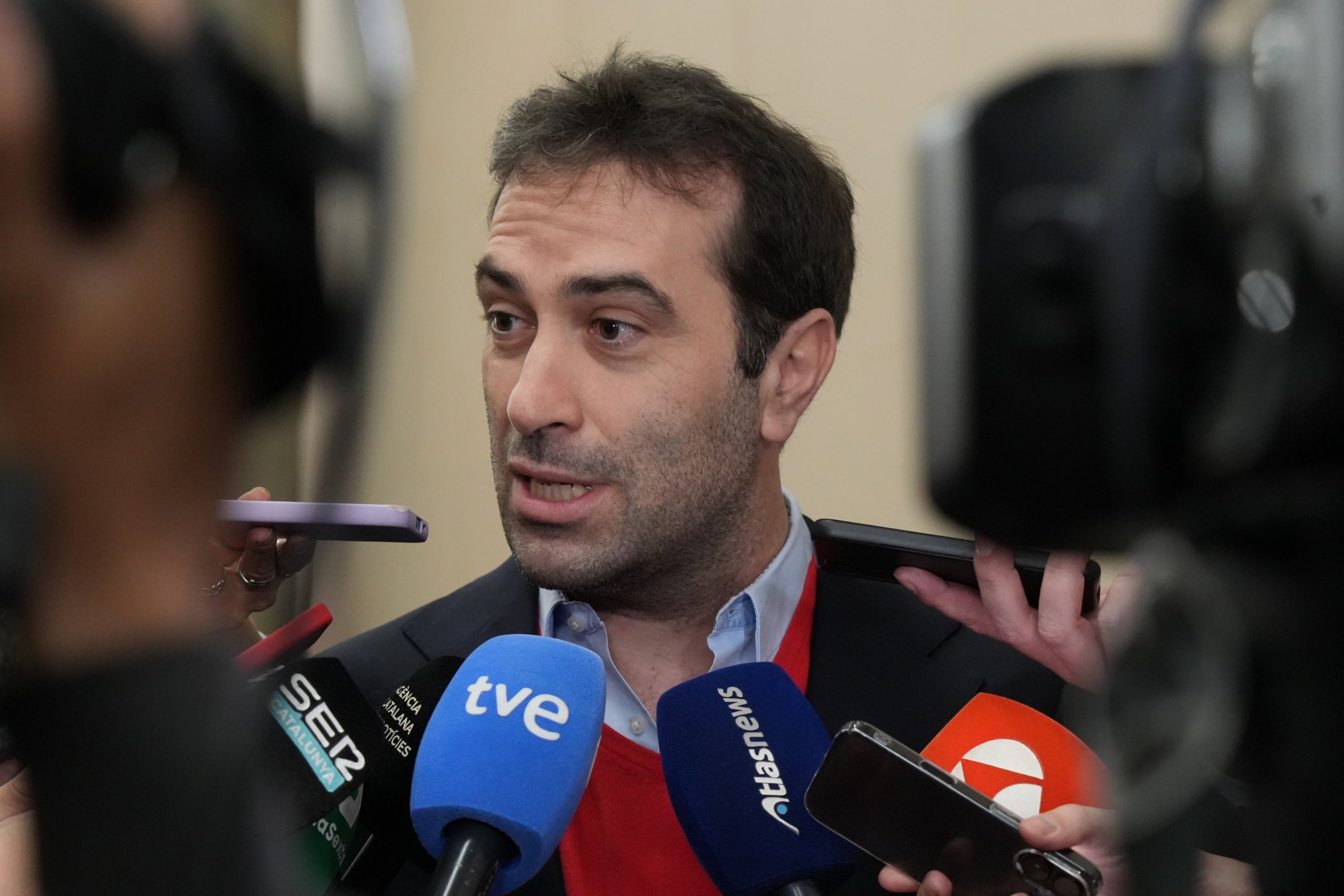 El ministre d'Economia i vicepresident del govern espanyol, Carlos Cuerpo, en declaracions als mitjans | Laura F&iacute;guls (ACN)