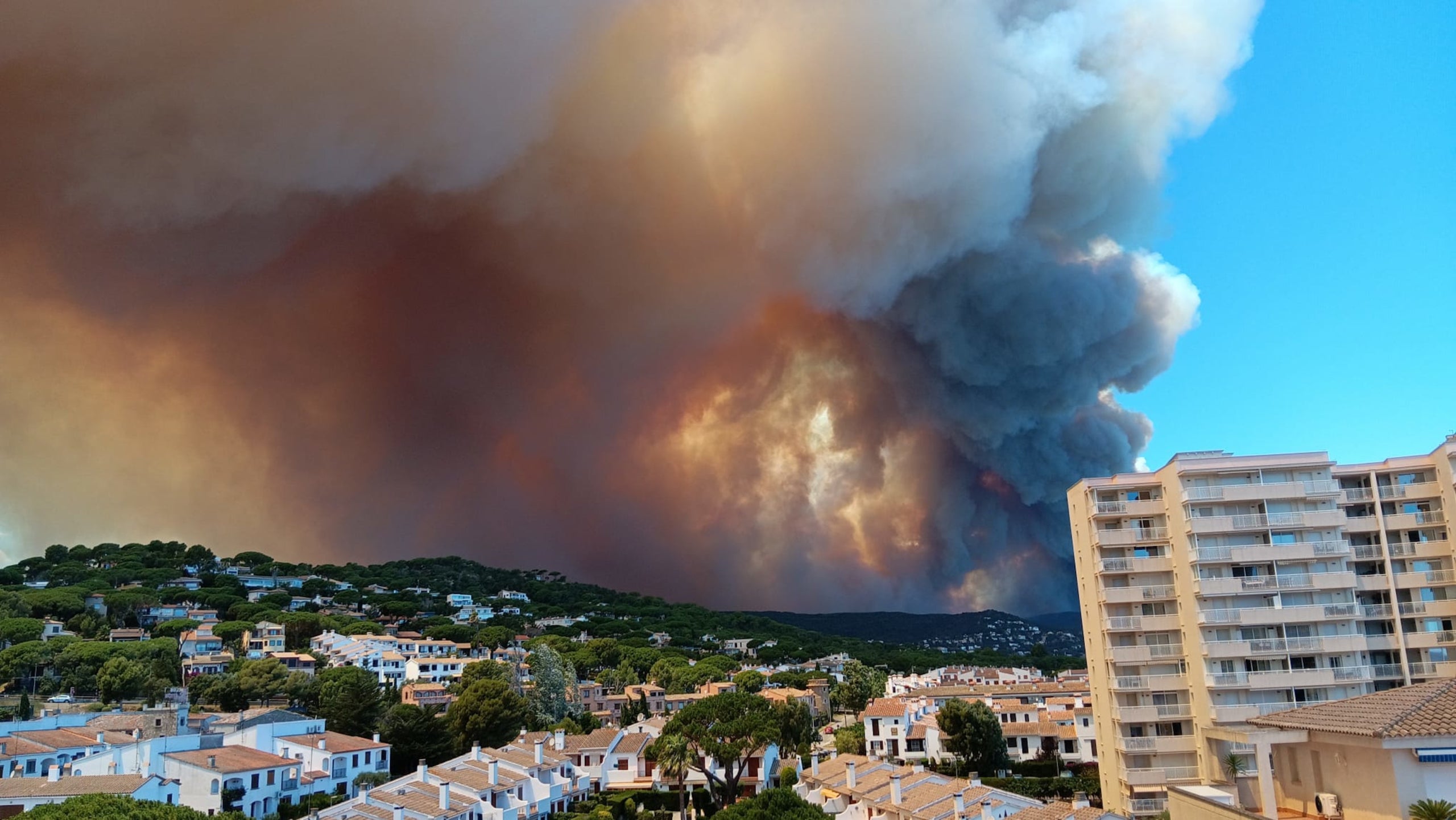 L'incendi vist des de Sant Antoni de Calonge / ACN