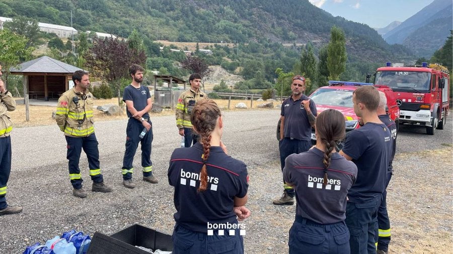 Efectius dels Bombers en una reuni&oacute; a l'incendi de Senet. | Bombers de la Generalitat