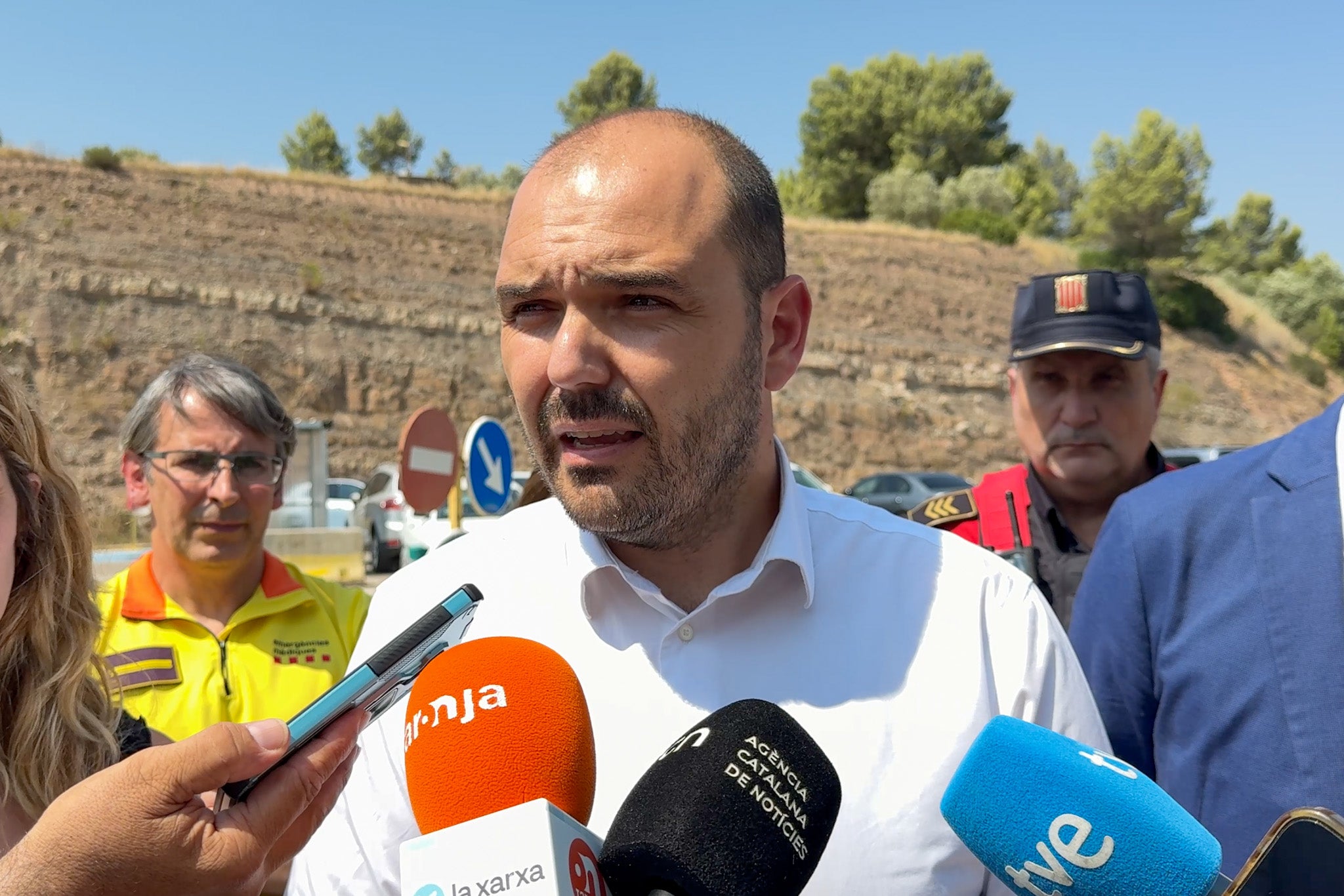 El conseller de la Presidència, Albert Dalmau, durant l'atenció als mitjans a l'exterior del recinte de la mina de Cabanasses de Súria / ACN