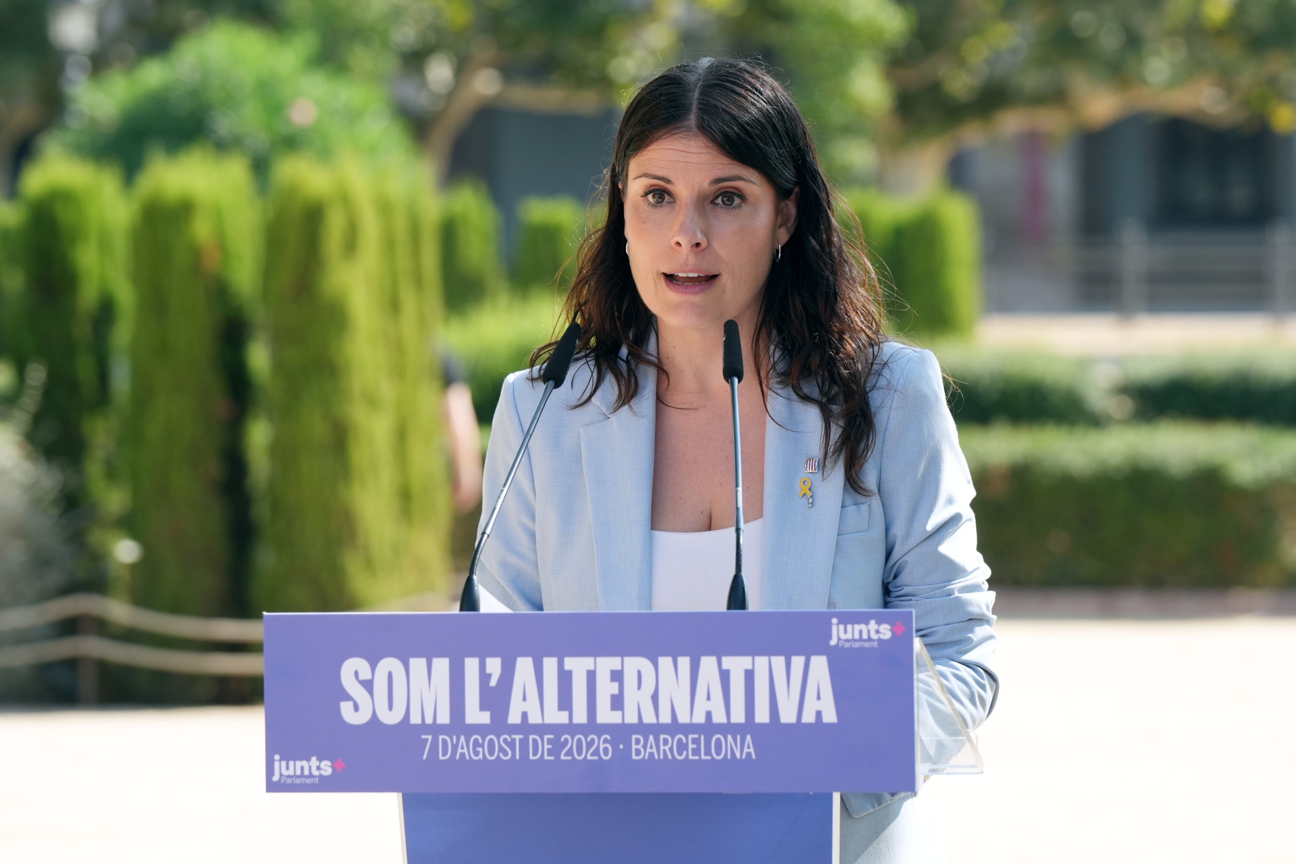 La presidenta del grup parlamentari de Junts, Mònica Sales, ofereix una roda de premsa al parc de la Ciutadella | Enric Sitjà Rusiñol (ACN)